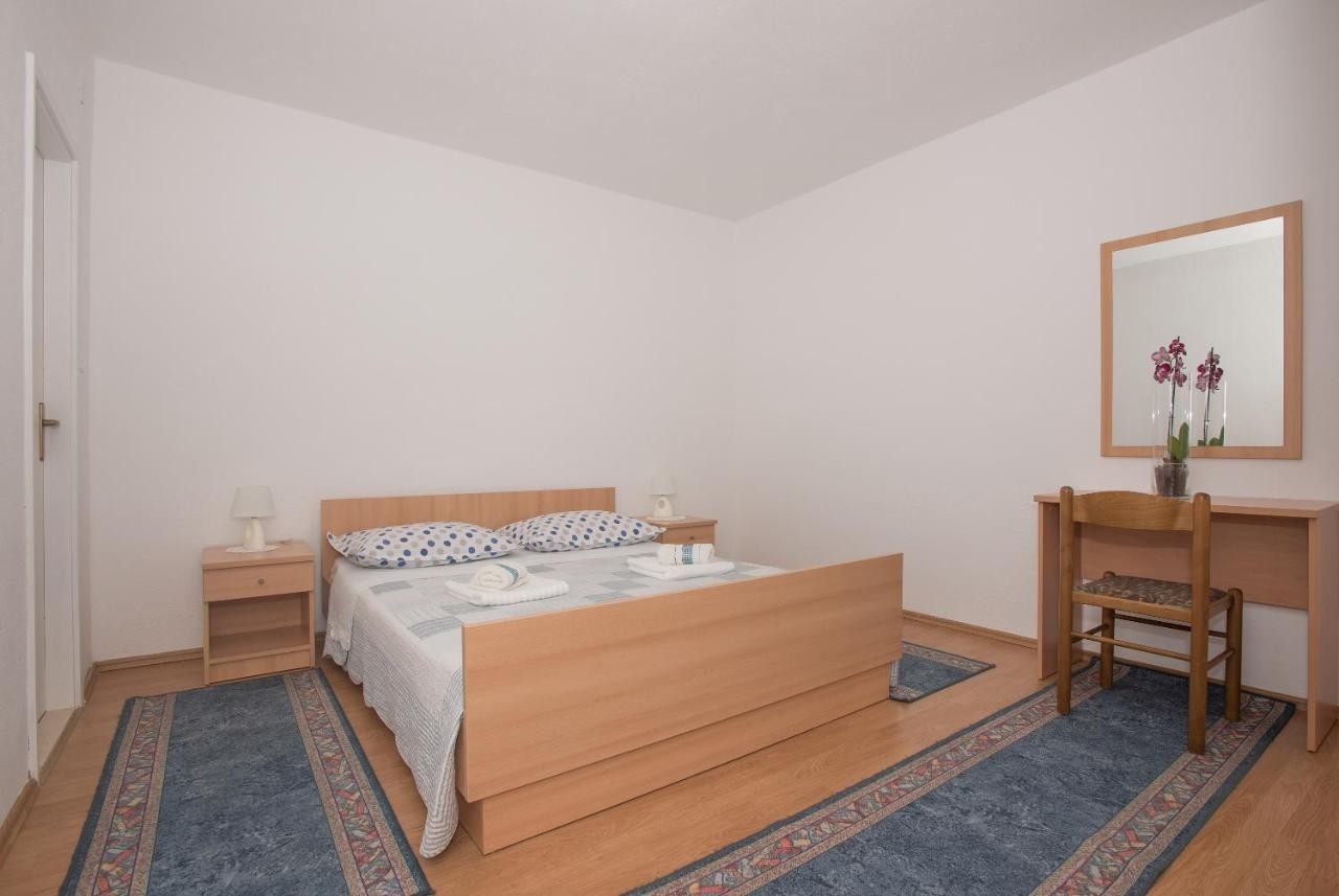 Two bedroom apartment with terrace and sea view Makarska  A-a