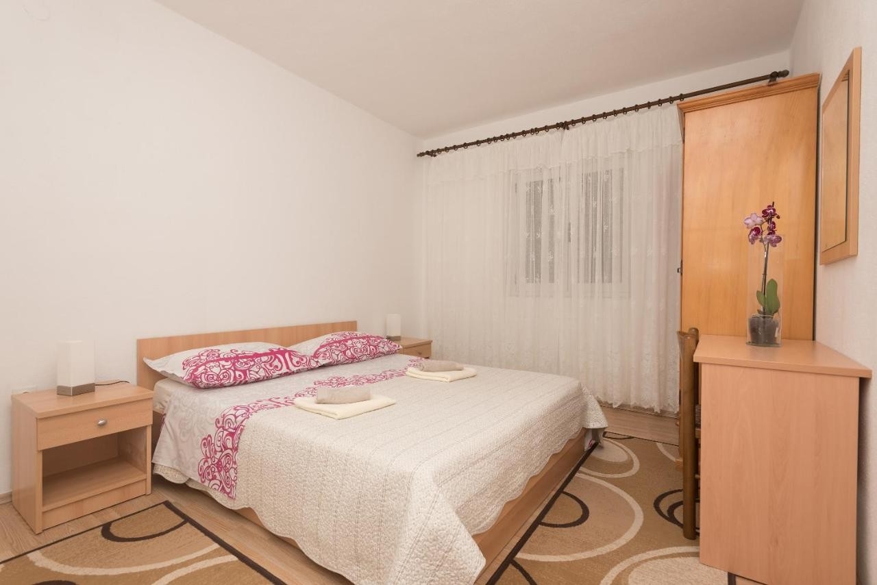 Two bedroom apartment with terrace and sea view Makarska  A-a