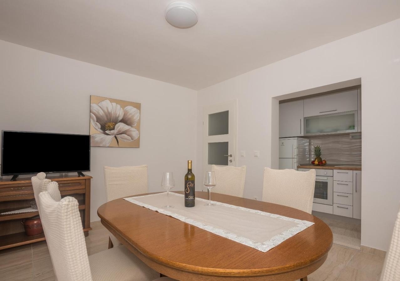 Two bedroom apartment with terrace and sea view Makarska  A-a
