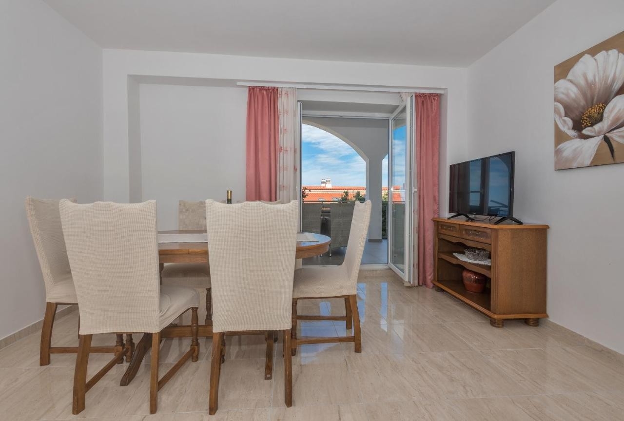 Two bedroom apartment with terrace and sea view Makarska  A-a