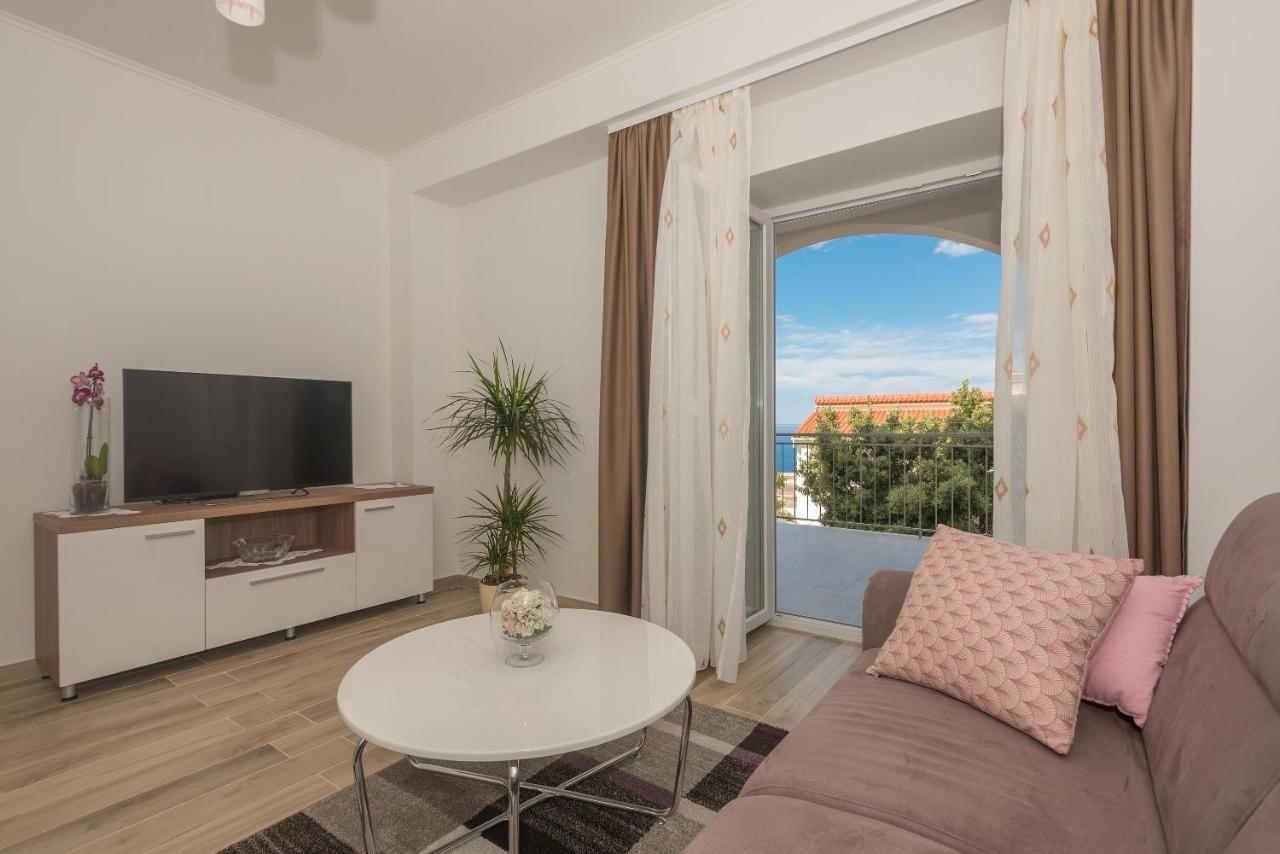 Two bedroom apartment with terrace and sea view Makarska  A-a