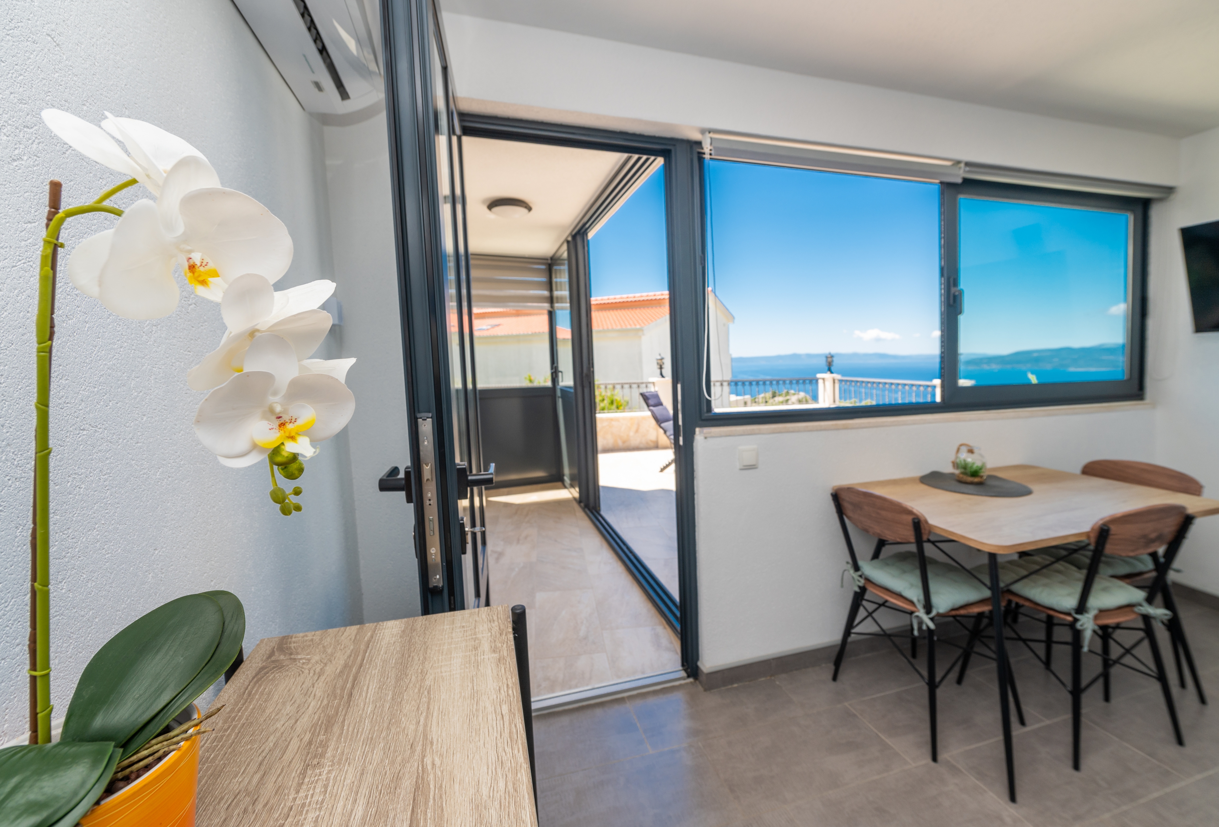 One bedroom apartment with terrace and sea view Makarska  A-b