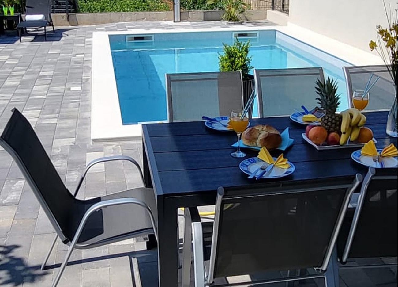Trosobna kuća s terasom Vodice  K