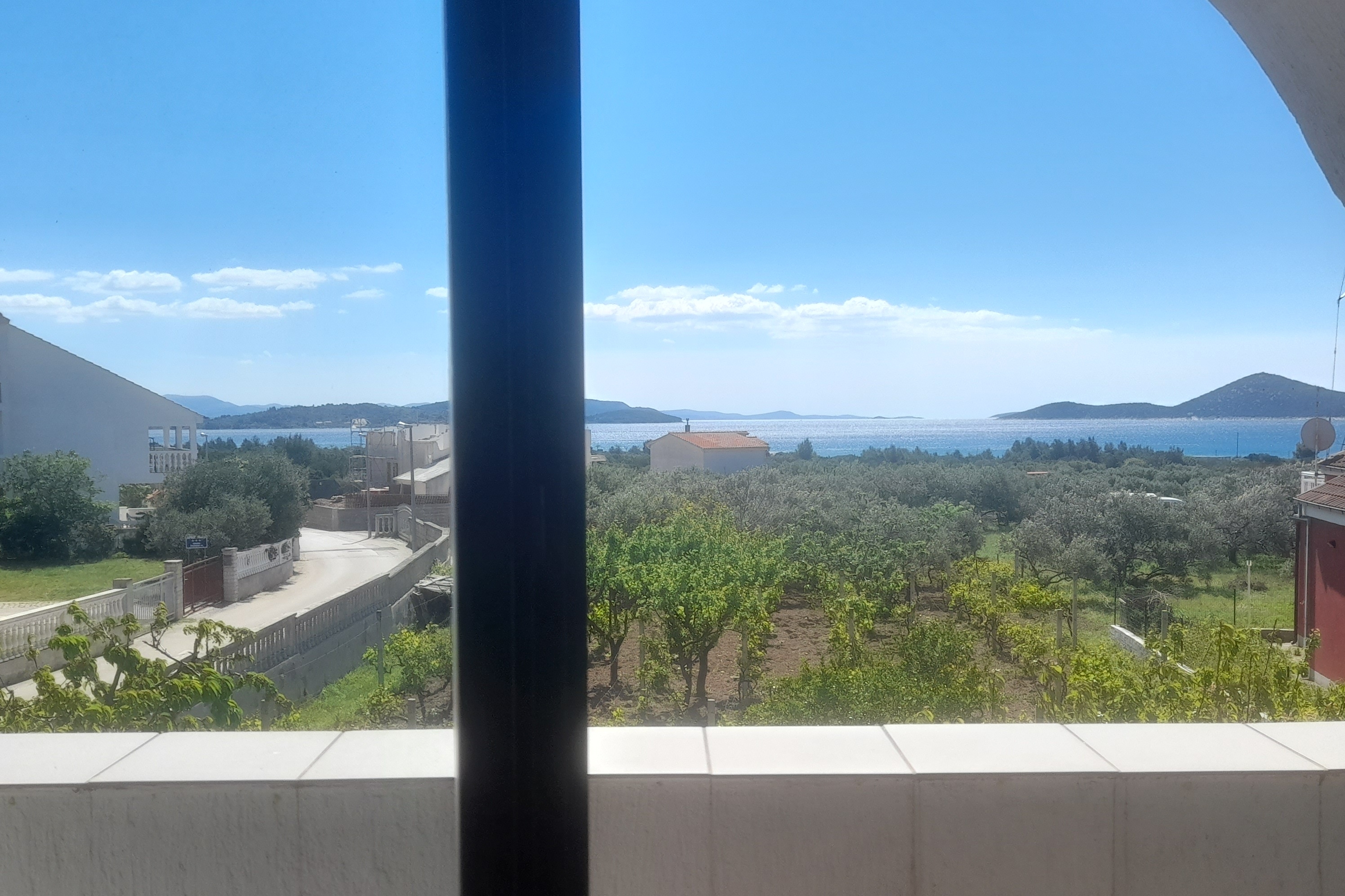 Dvosobni apartman s balkonom i pogledom na more Tribunj, Vodice  A-b