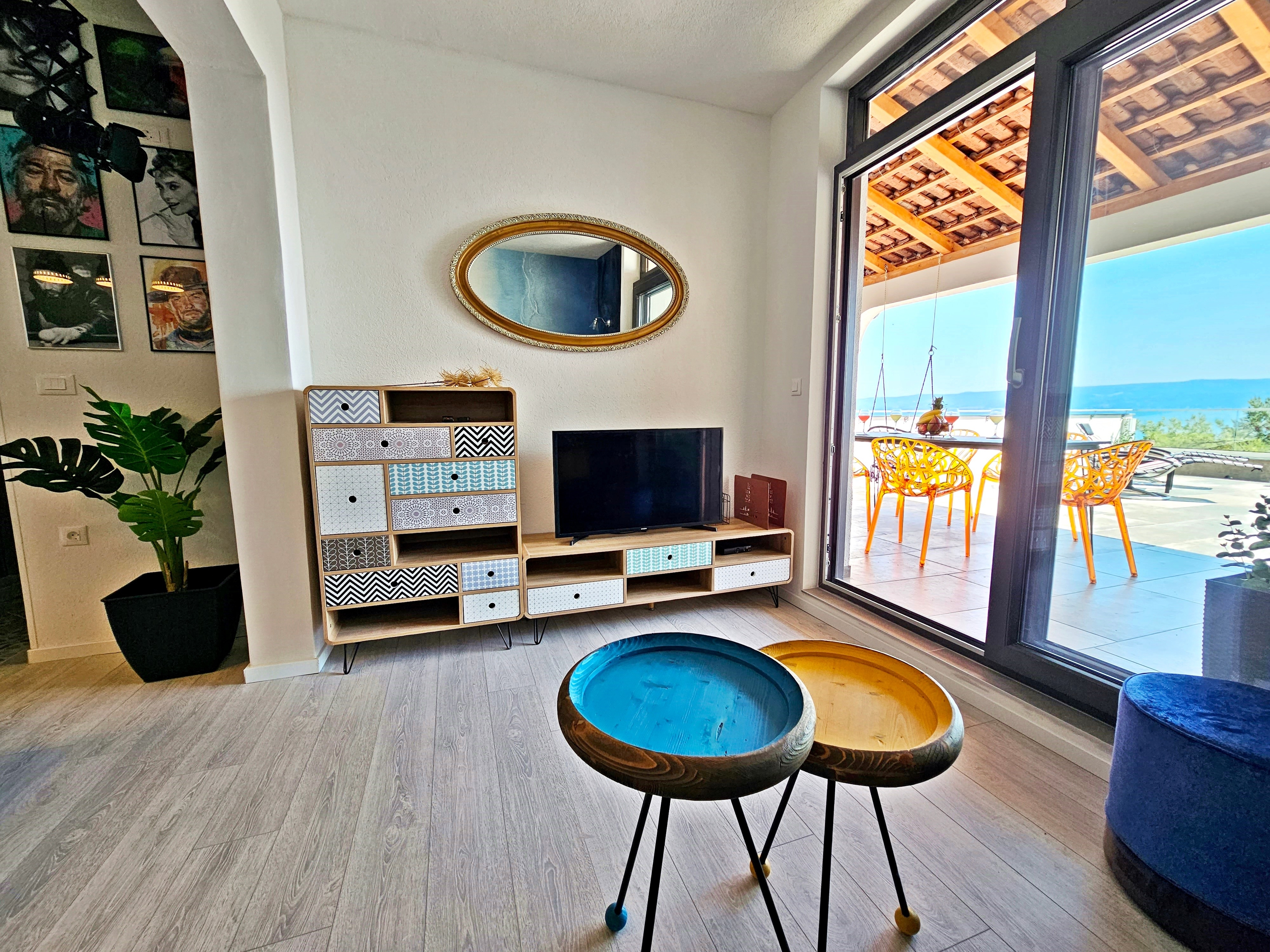 Two bedroom apartment near beach Krilo Jesenice (Omiš) (A-23043-a)