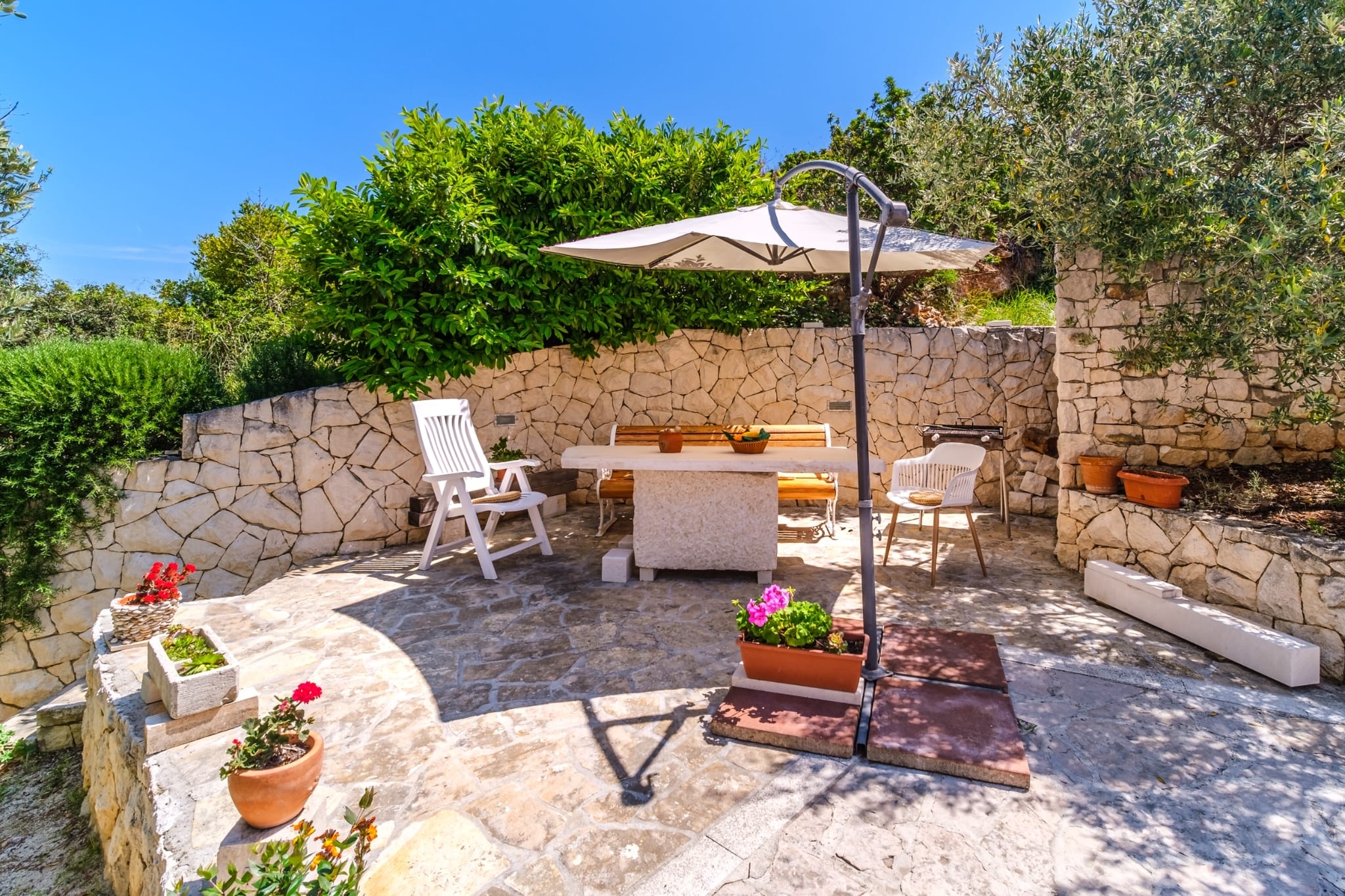 Three bedroom house with terrace and sea view Sutivan, Brač (K-23075) Three bedroom house with terrace and sea view Sutivan, Brač (K-23075)