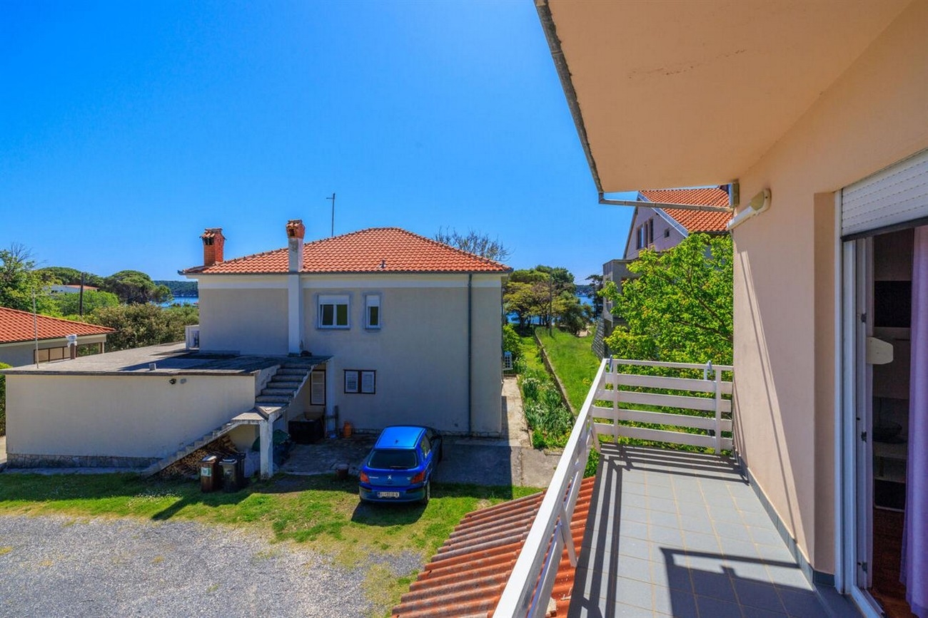 Two bedroom apartment with terrace Banjol, Rab  A-a