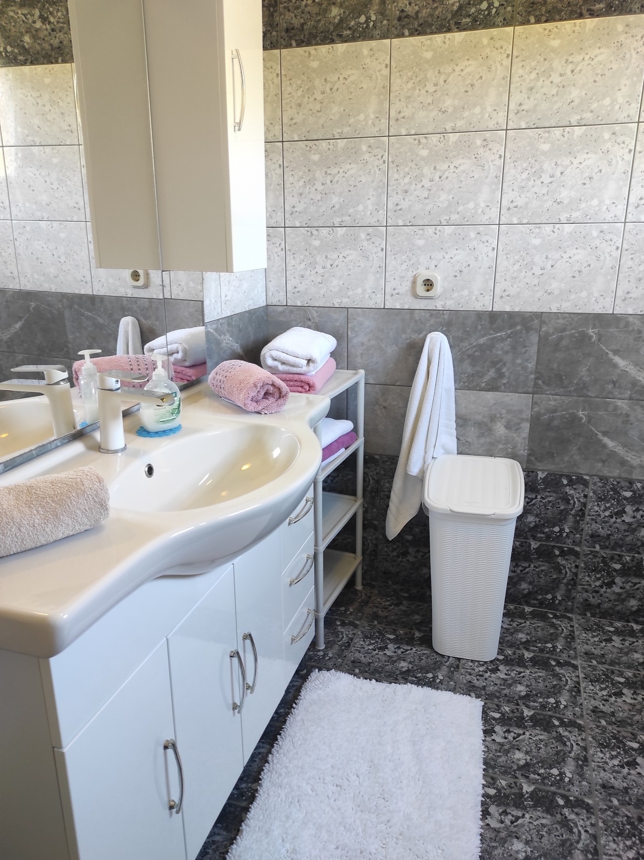 Two bedroom apartment with terrace Banjol, Rab  A-a