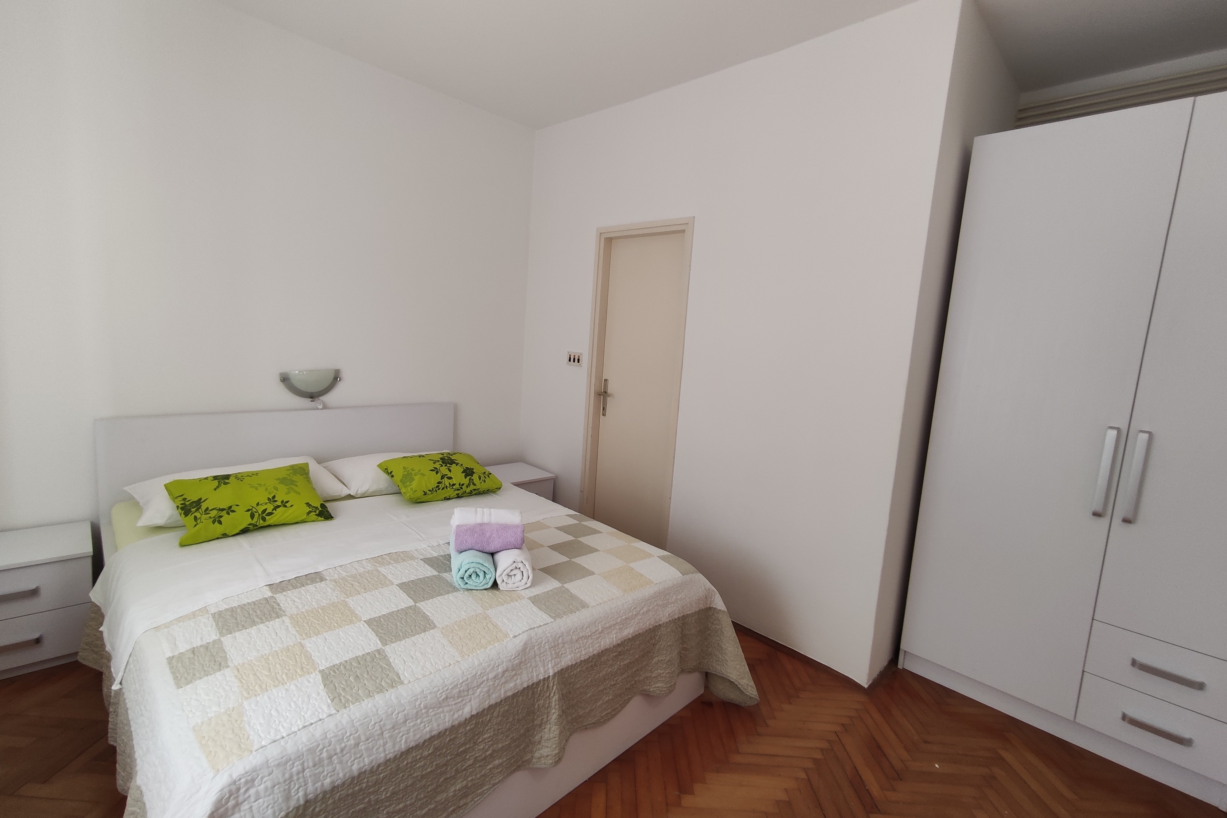 Two bedroom apartment with terrace and sea view Banjol (Rab) (A-23095-a)