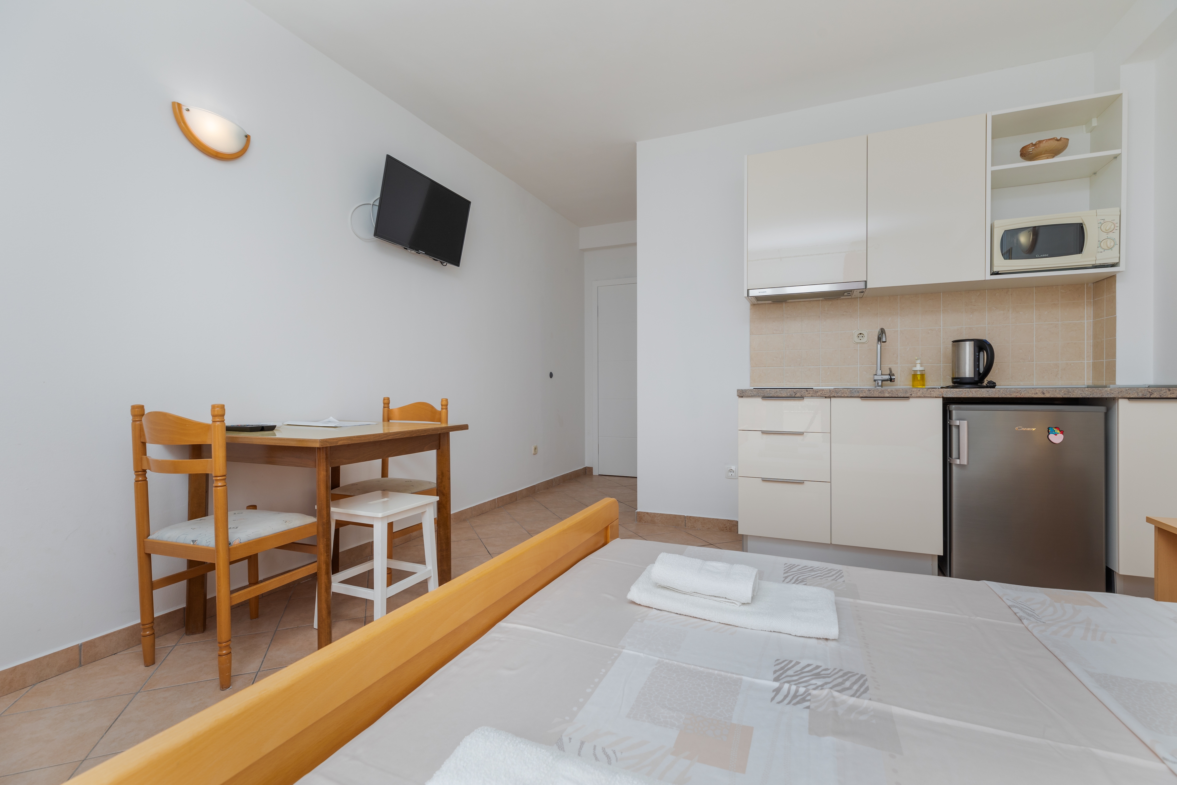 Studio flat with balcony and sea view Lokva Rogoznica, Omiš (AS-23105-c)