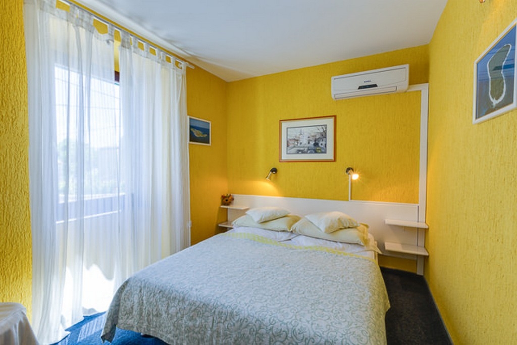 Room with air-conditioning Osor, Lošinj (S-23106-b) Room with air-conditioning Osor, Lošinj (S-23106-b)