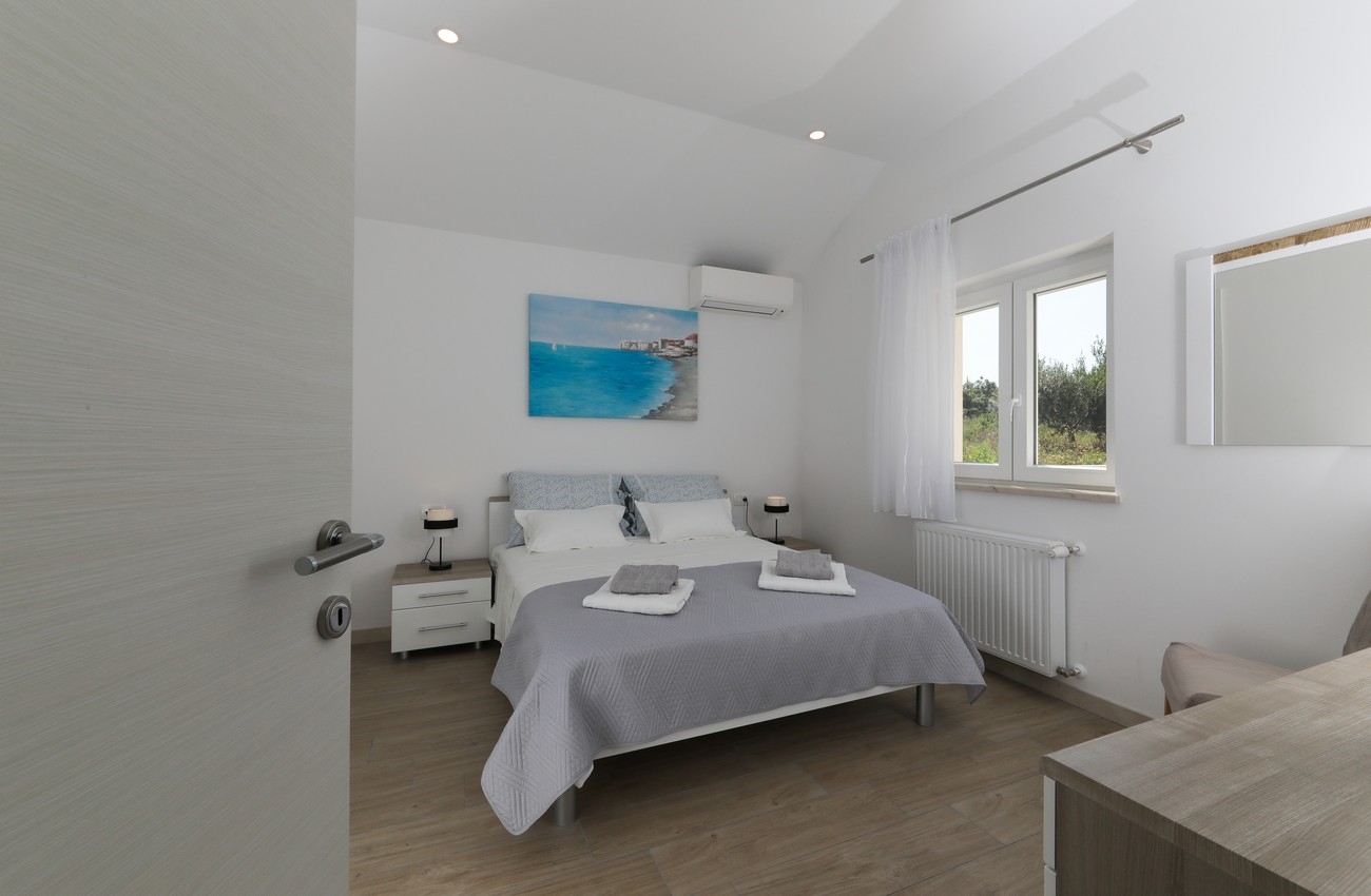 Three bedroom house with terrace and sea view Supetar, Brač  K