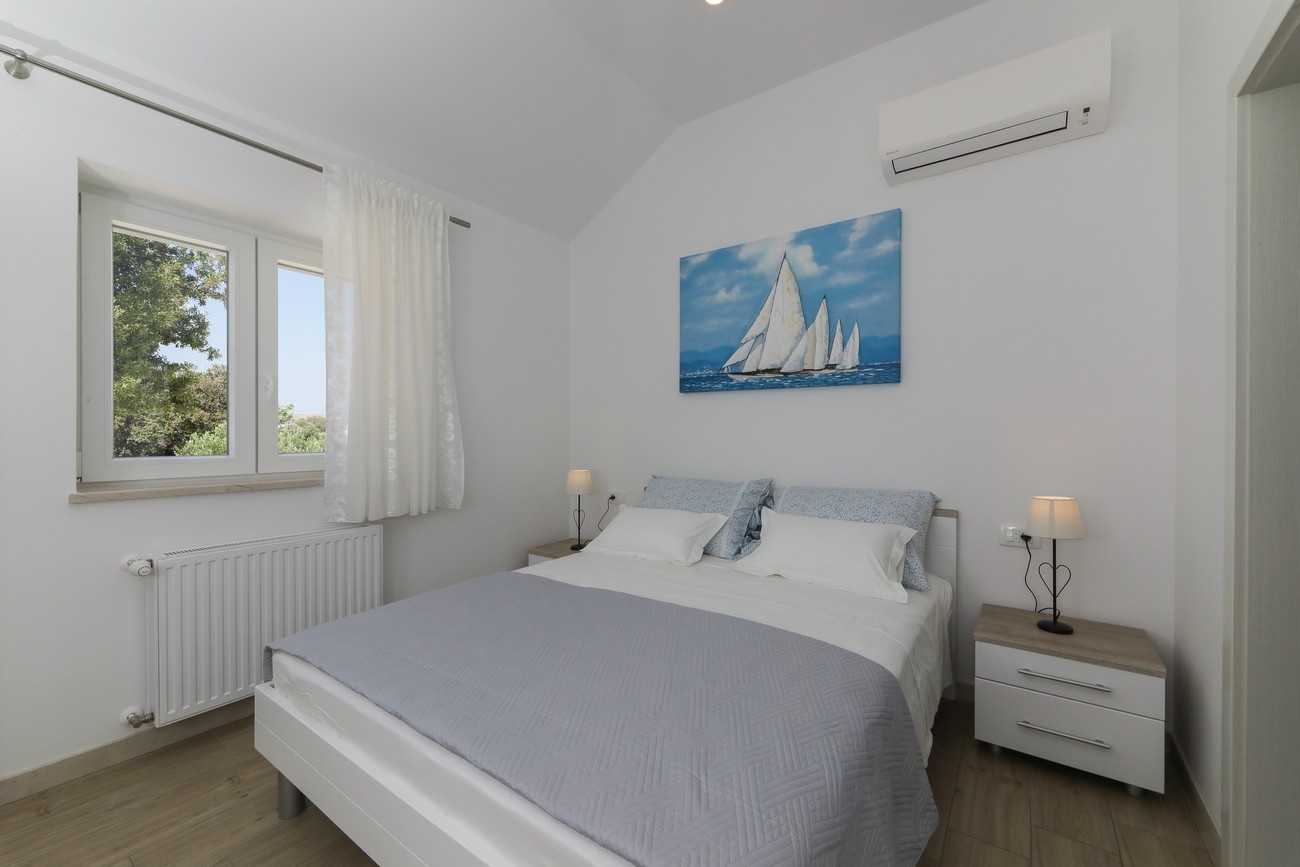 Three bedroom house with terrace and sea view Supetar, Brač  K