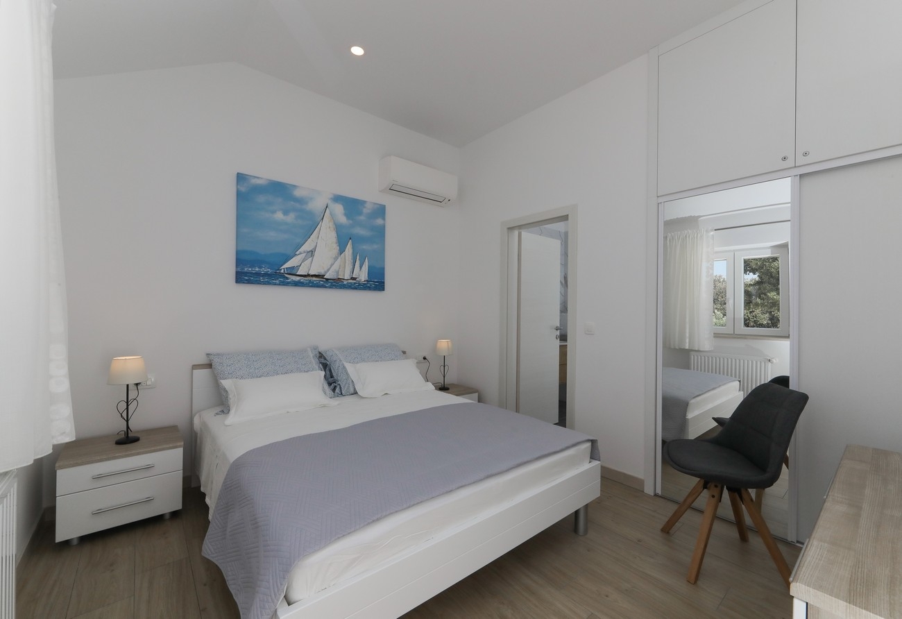 Three bedroom house with terrace and sea view Supetar, Brač  K