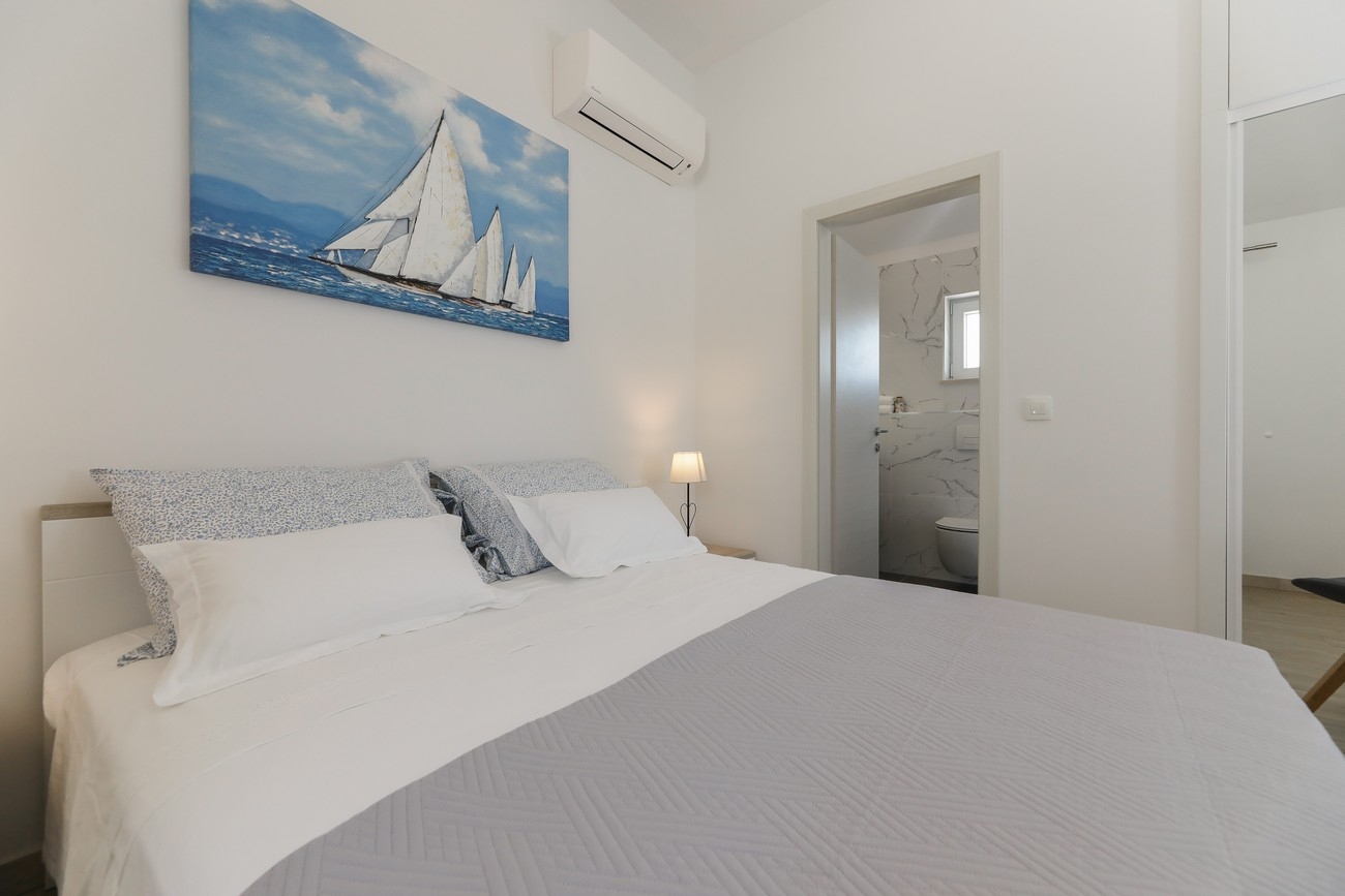 Three bedroom house with terrace and sea view Supetar, Brač  K