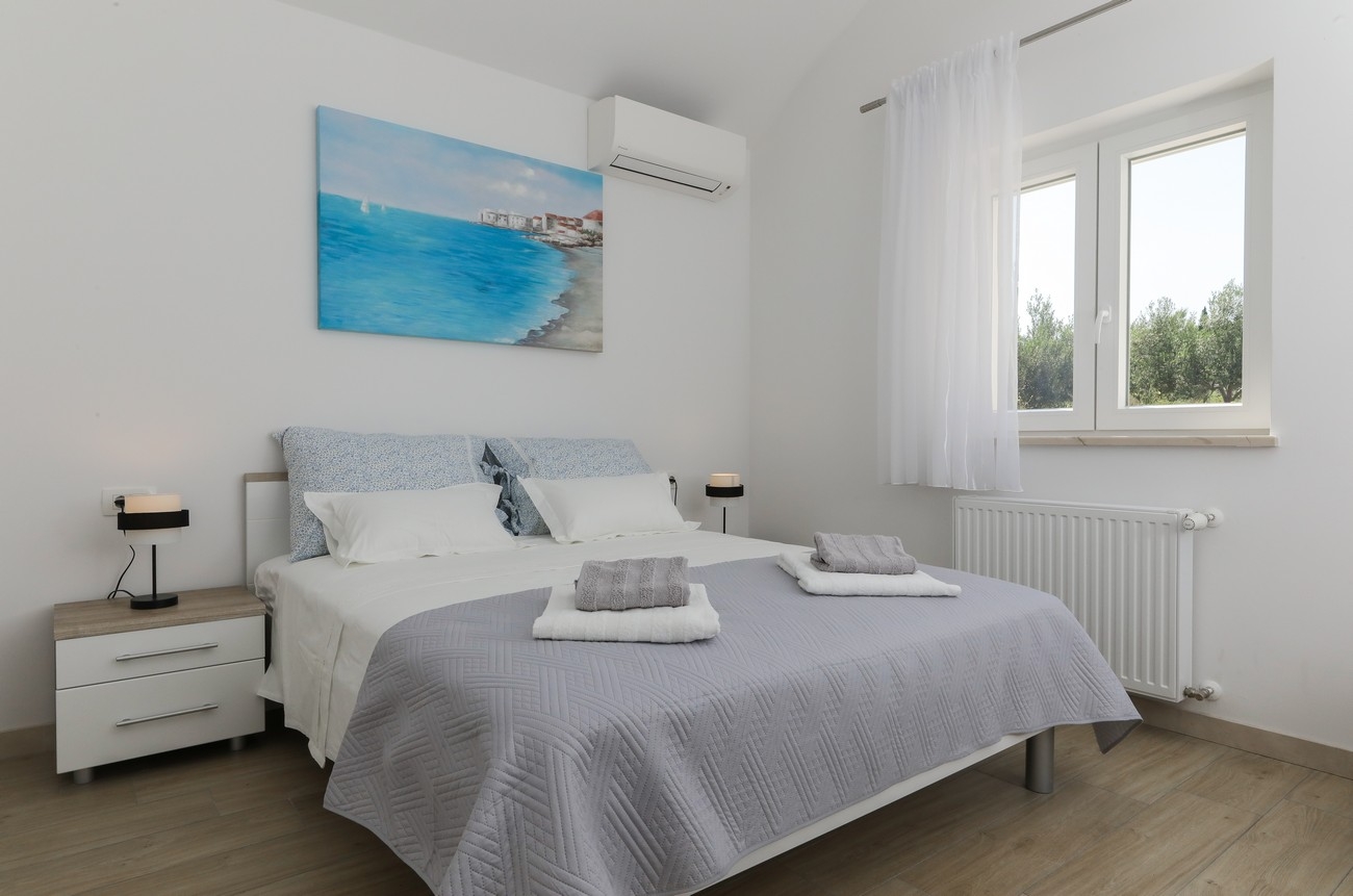 Three bedroom house with terrace and sea view Supetar, Brač  K