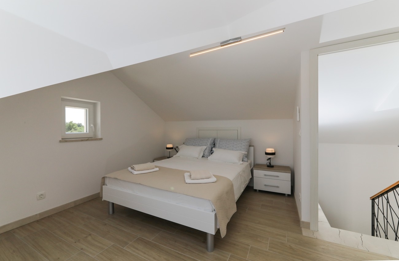 Three bedroom house with terrace and sea view Supetar, Brač  K