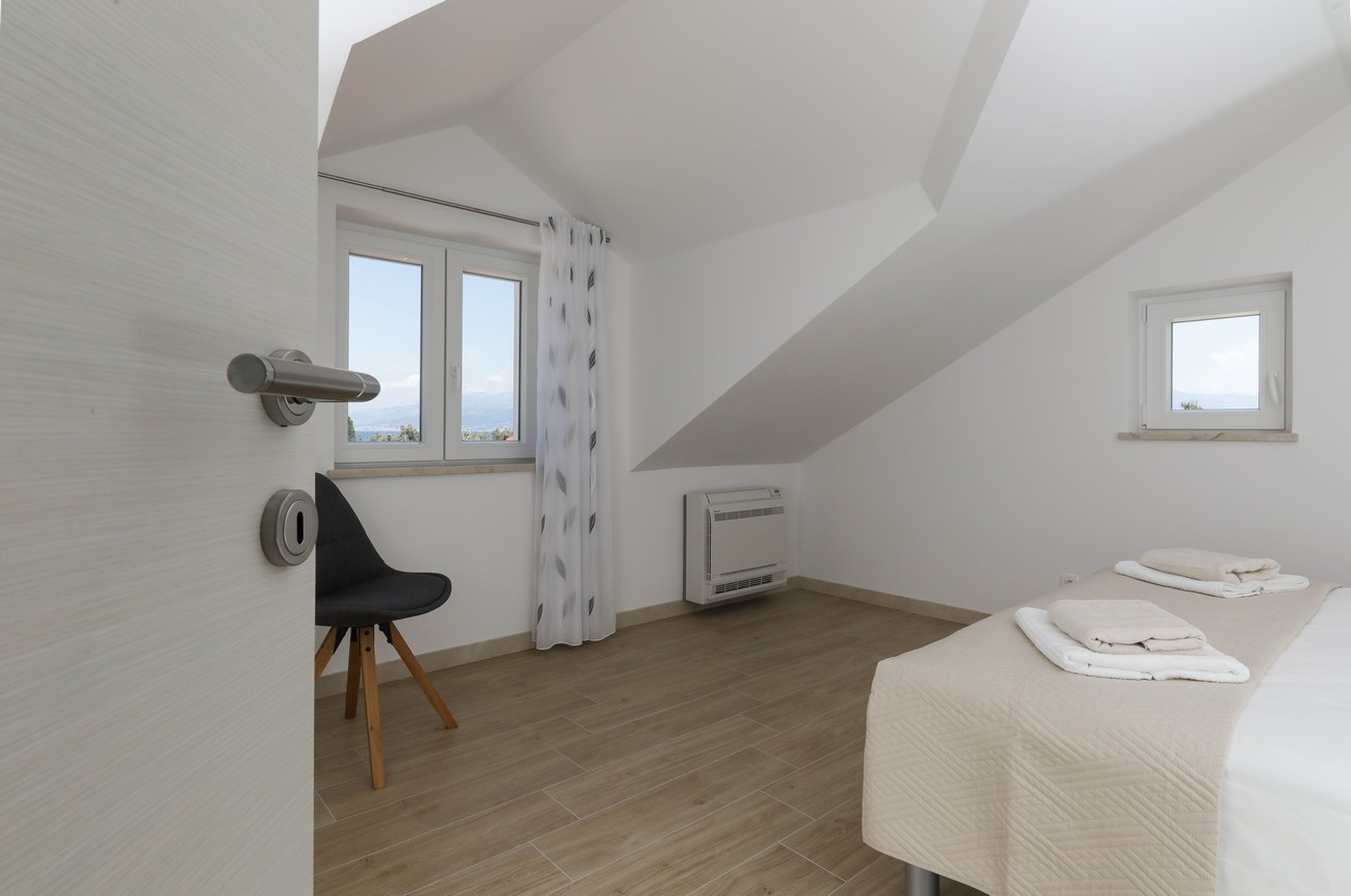 Three bedroom house with terrace and sea view Supetar, Brač  K