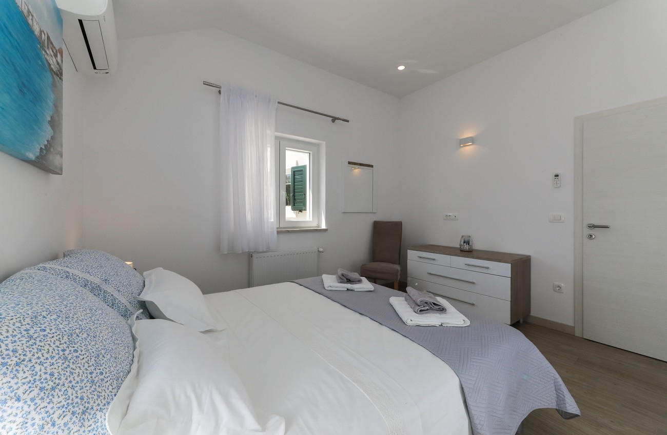 Three bedroom house with terrace and sea view Supetar, Brač  K