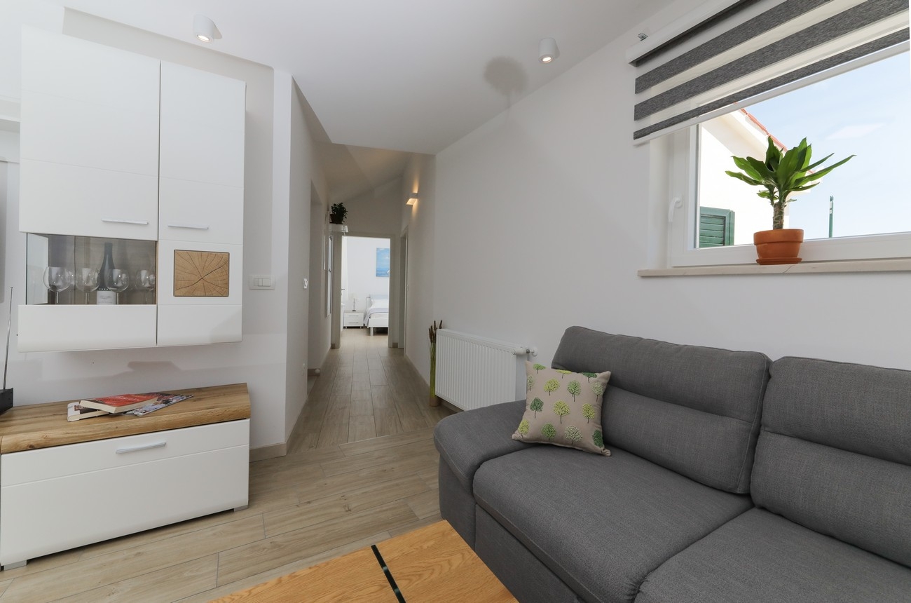 Three bedroom house with terrace and sea view Supetar, Brač  K