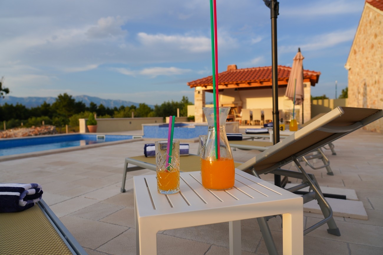 Three bedroom house with terrace and sea view Supetar, Brač  K