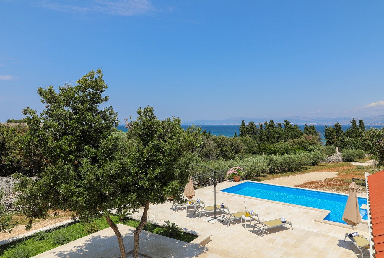 Three bedroom house with terrace and sea view Supetar, Brač  K