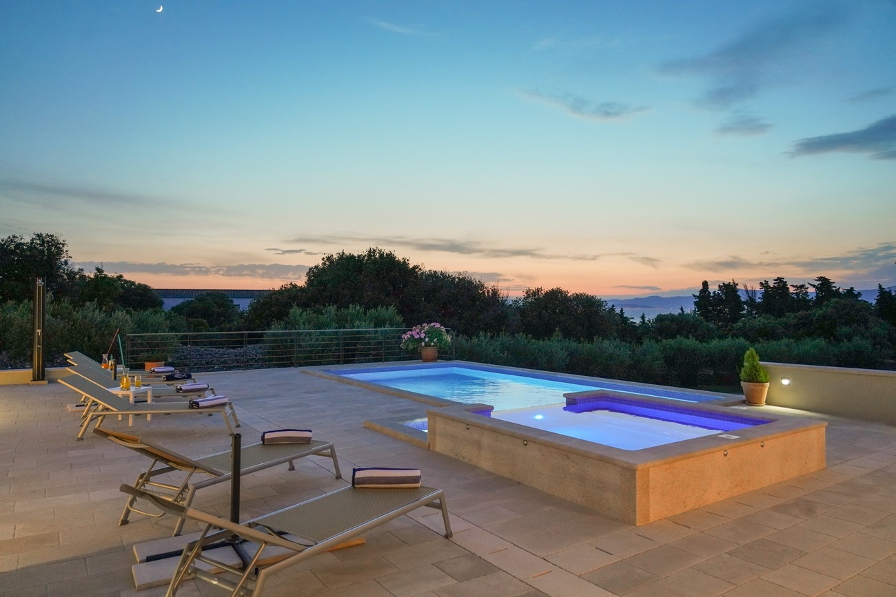 Three bedroom house with terrace and sea view Supetar, Brač  K