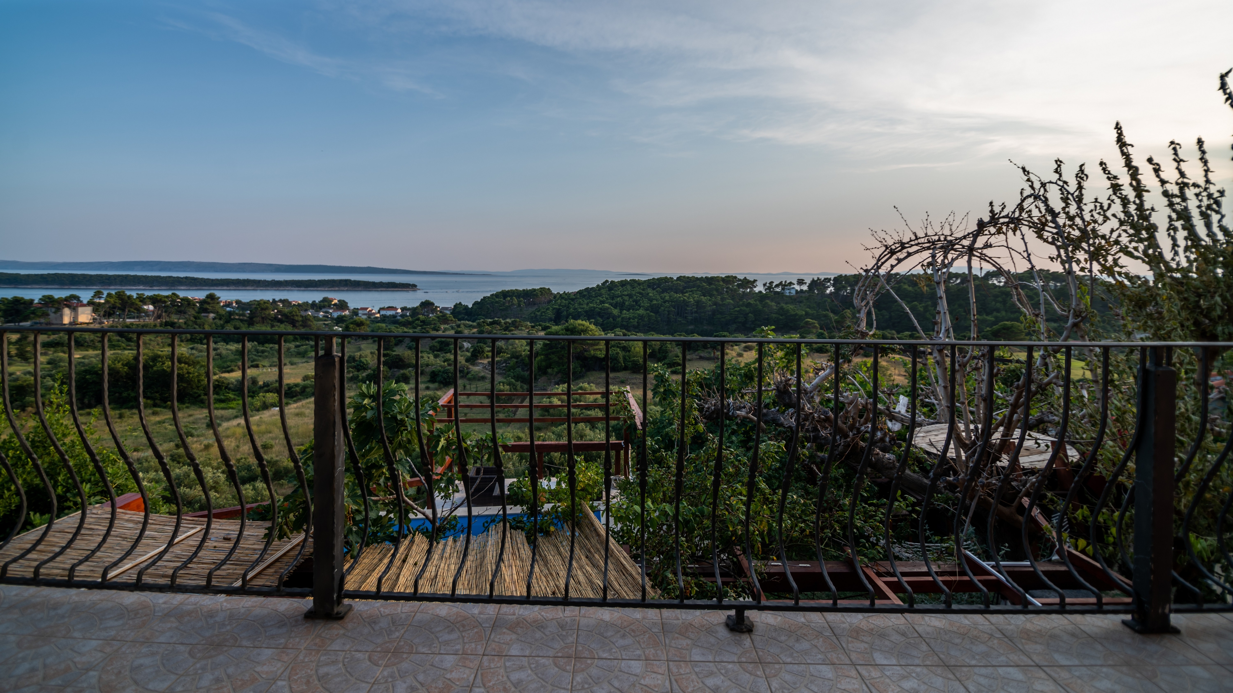 Three bedroom house with balcony and sea view Banjol, Rab  K