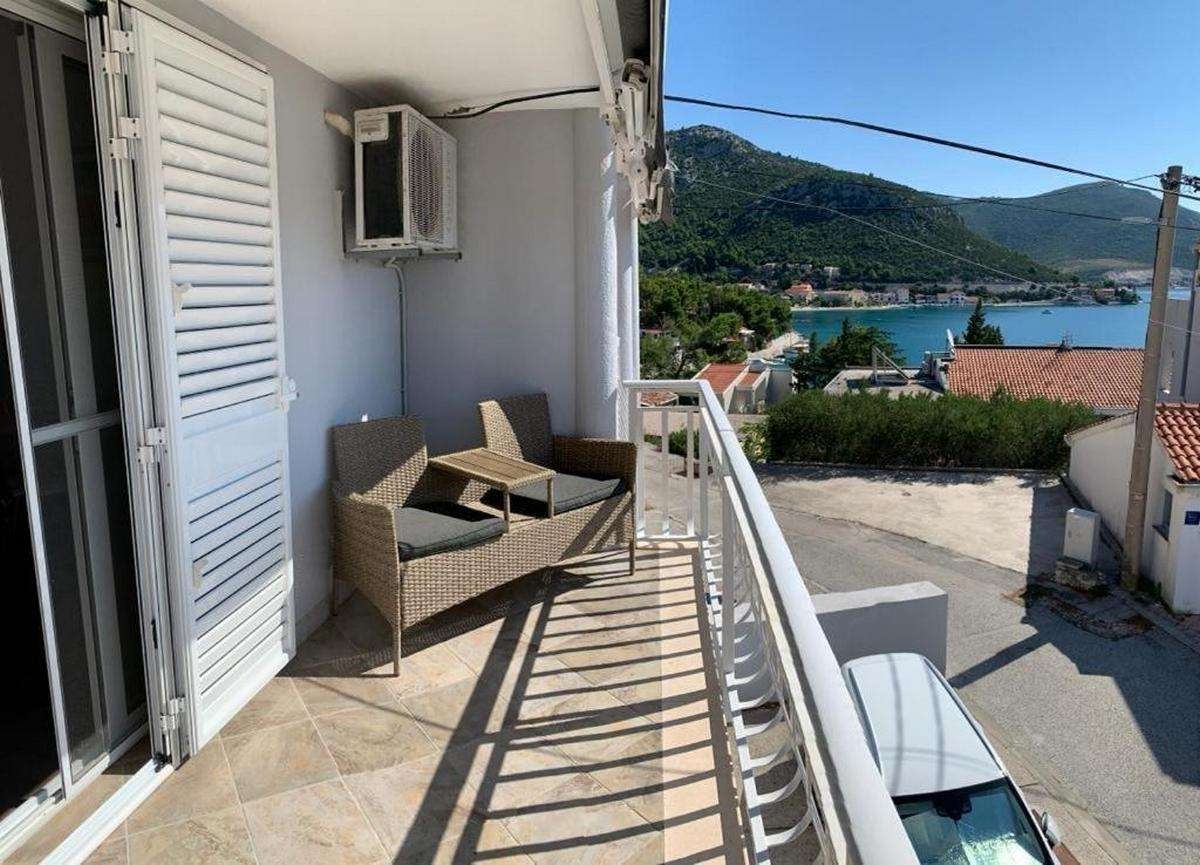 One bedroom apartment with balcony and sea view Klek, Neretva Delta - Ušće Neretve (A-23139-b)