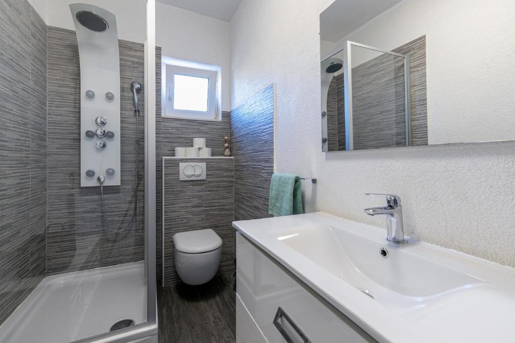 Two bedroom apartment with terrace and sea view Bibinje, Zadar  A-a