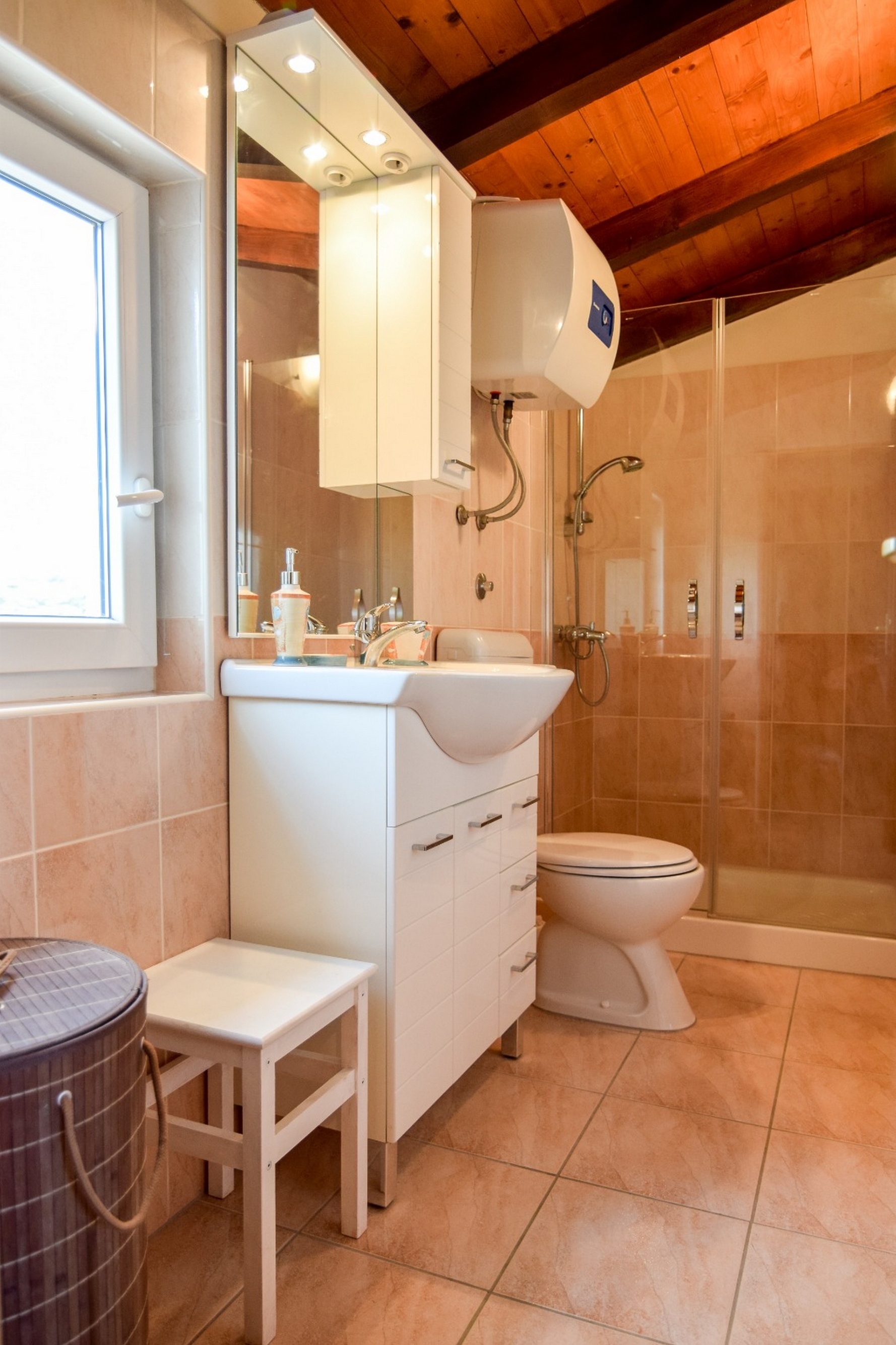 One bedroom apartment with terrace and sea view Mali Iž, Iž  A-a