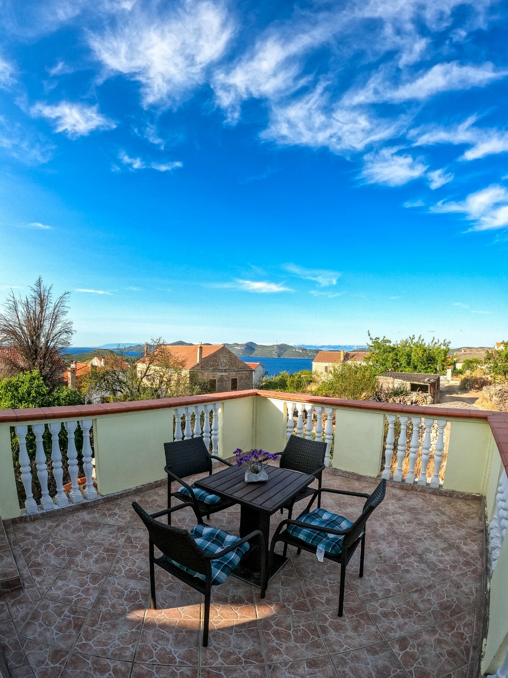 One bedroom apartment with terrace and sea view Mali Iž, Iž  A-a