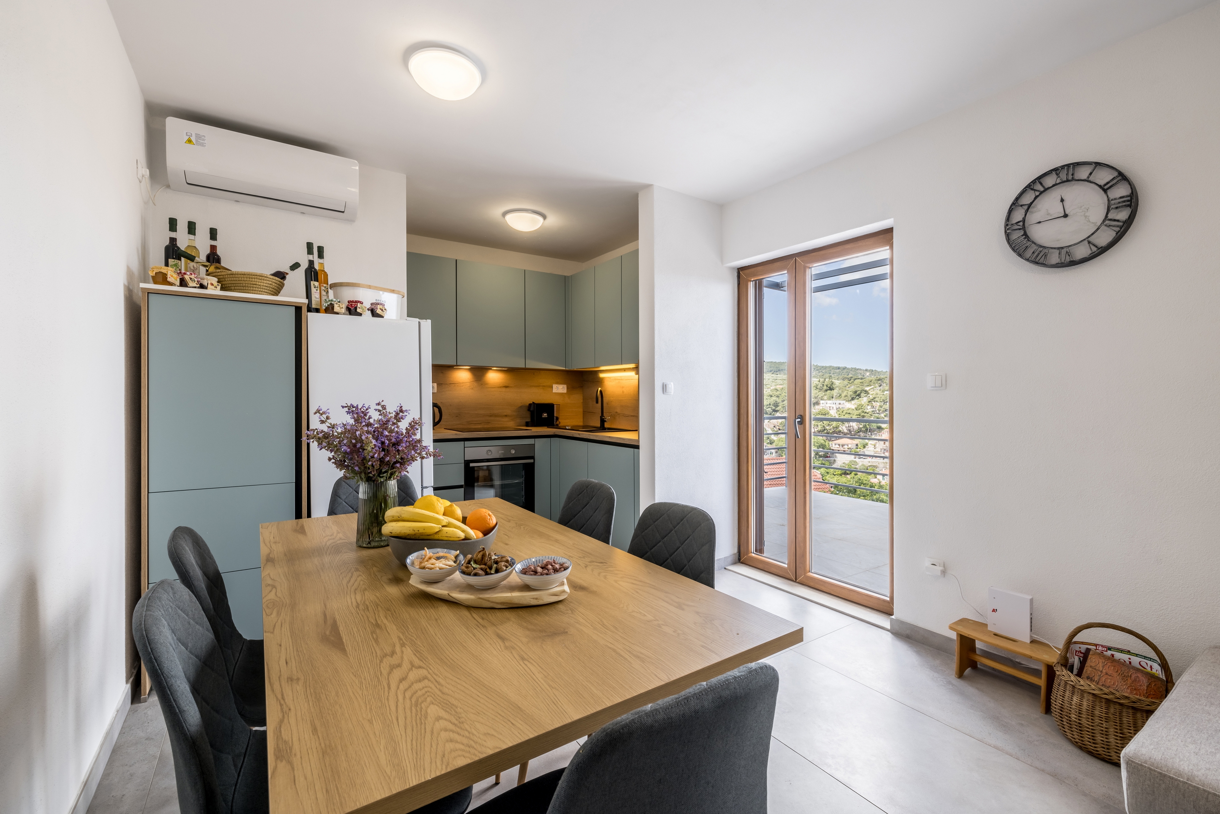 Three bedroom apartment with terrace and sea view Splitska, Brač  A-a