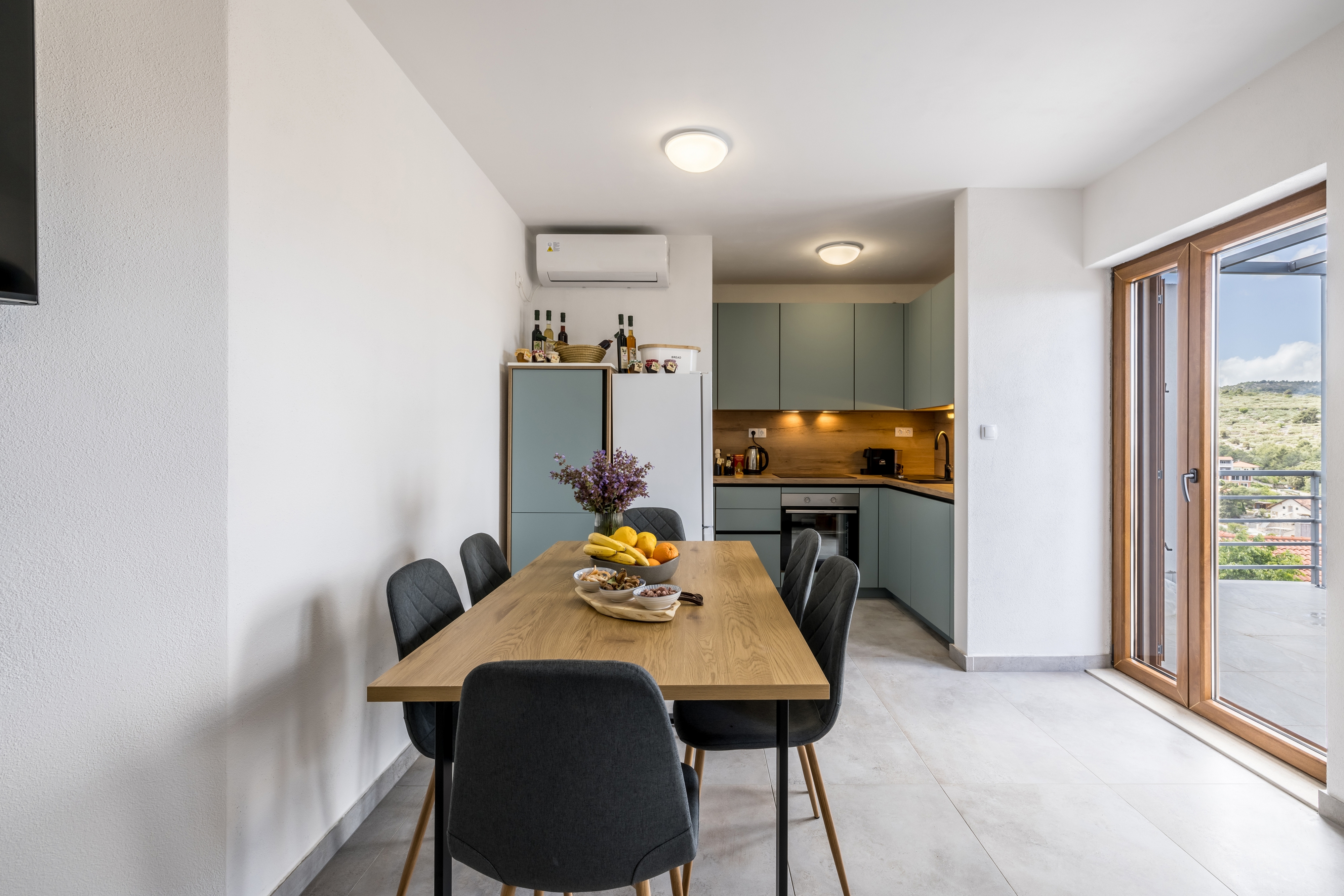 Three bedroom apartment with terrace and sea view Splitska, Brač  A-a