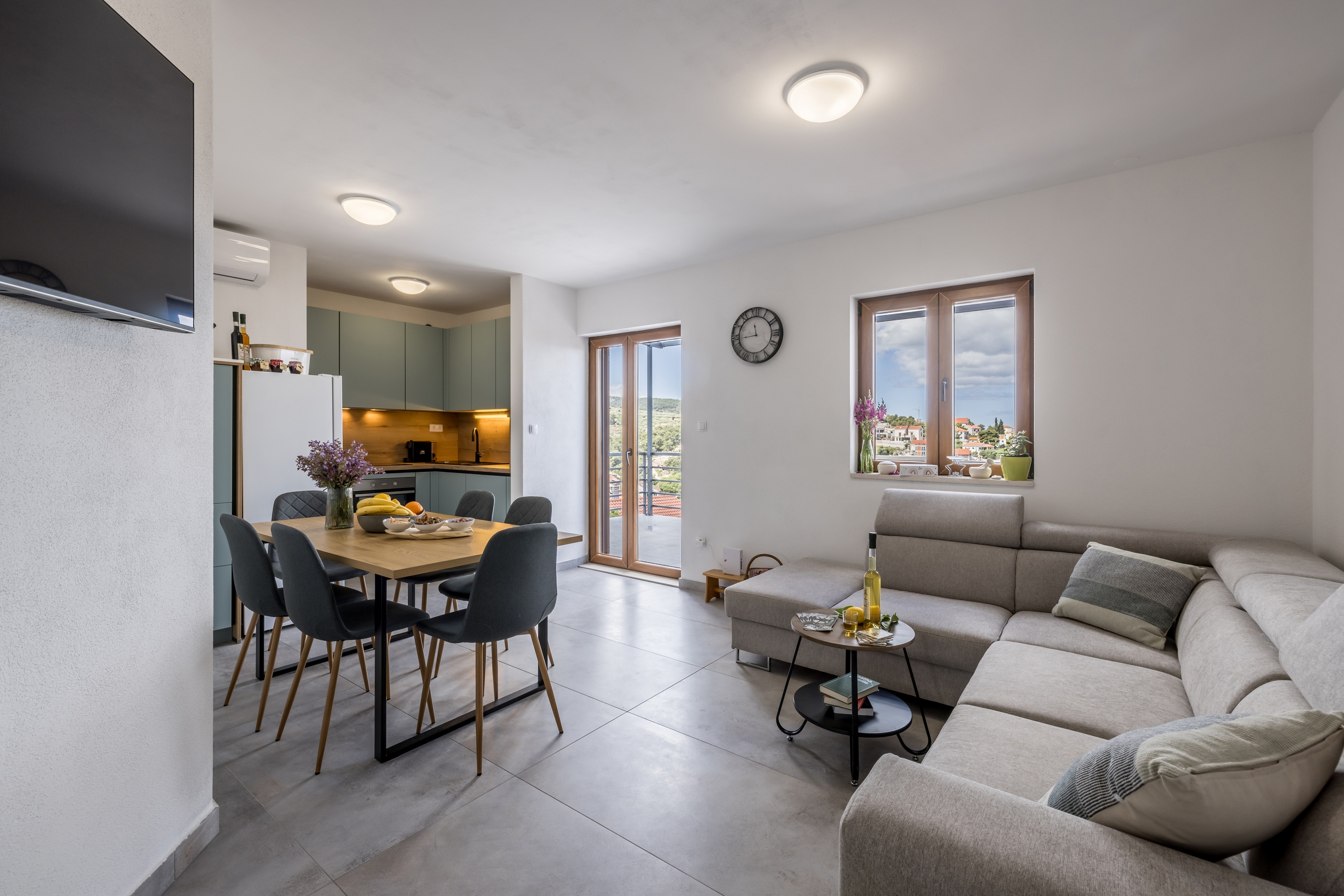 Three bedroom apartment with terrace and sea view Splitska, Brač  A-a