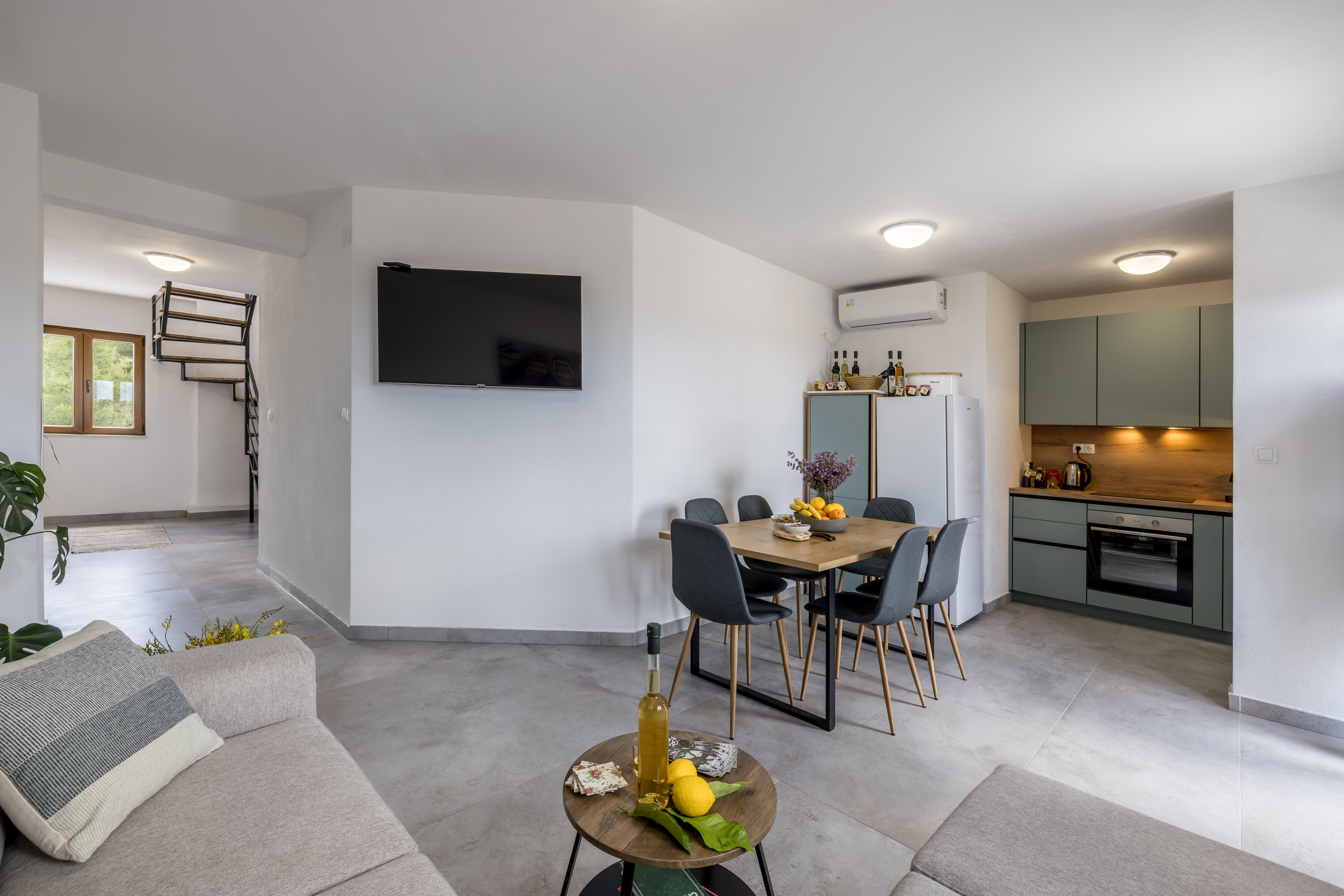 Three bedroom apartment with terrace and sea view Splitska, Brač  A-a