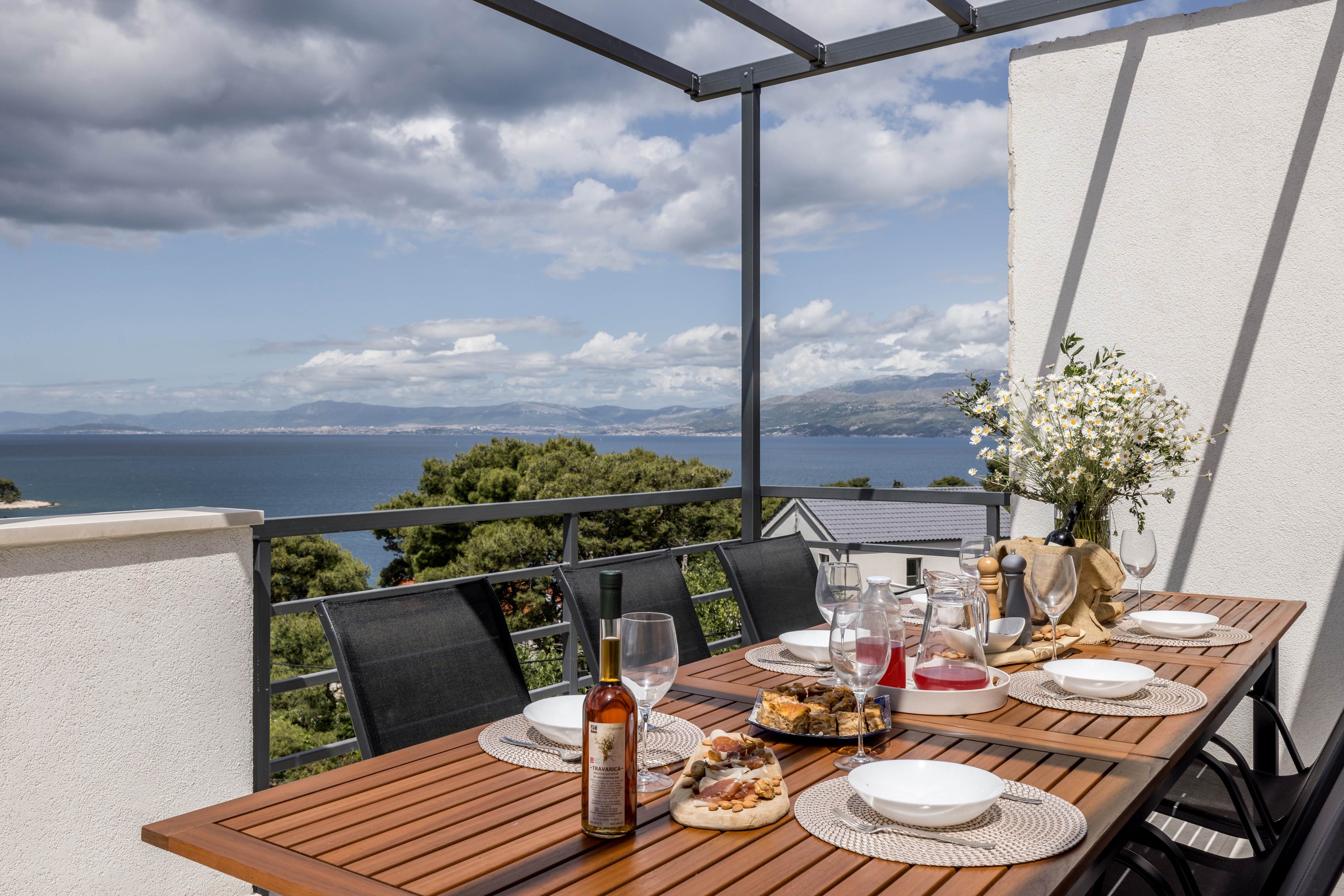 Three bedroom apartment with terrace and sea view Splitska, Brač  A-a