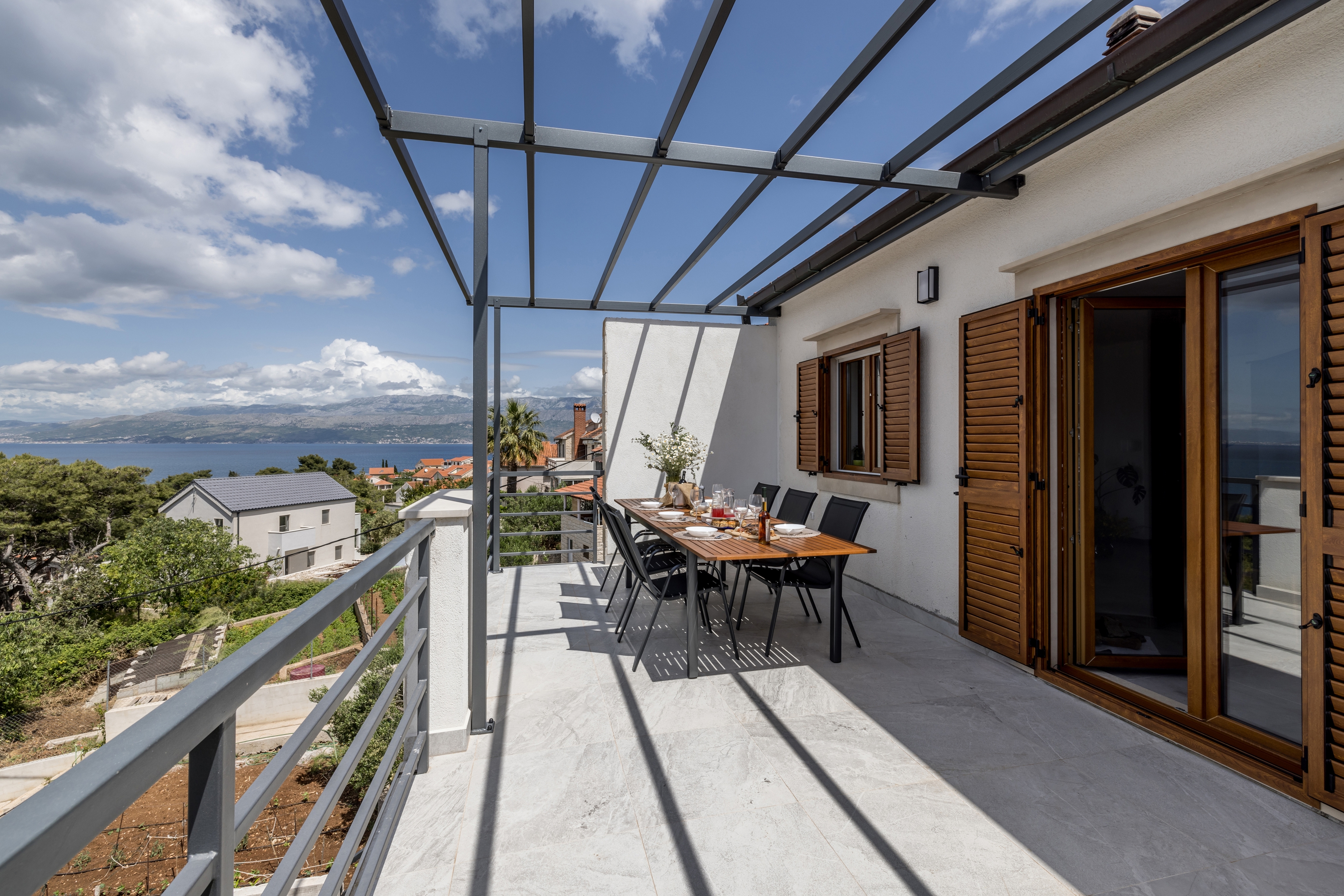 Three bedroom apartment with terrace and sea view Splitska, Brač  A-a