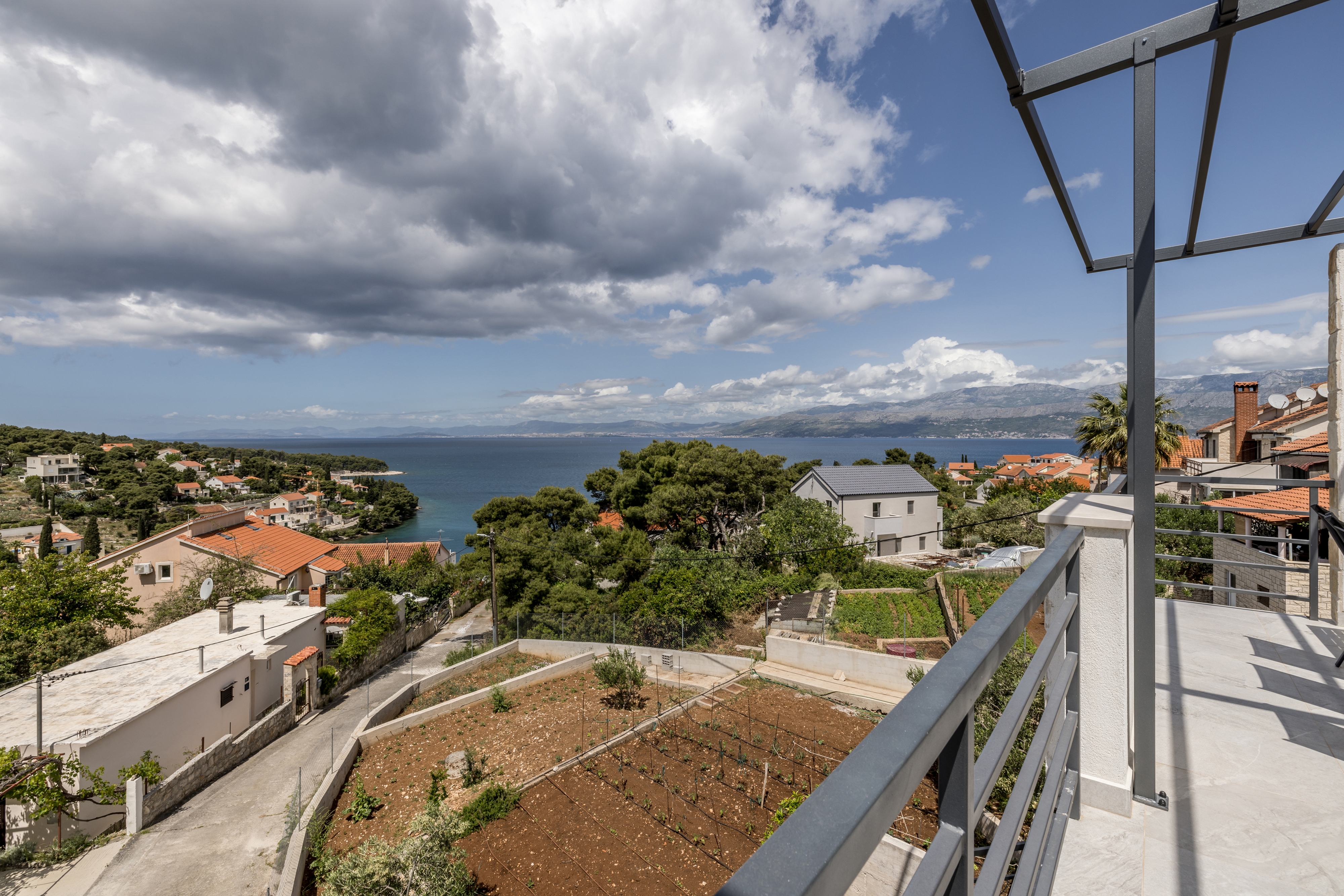 Three bedroom apartment with terrace and sea view Splitska, Brač  A-a