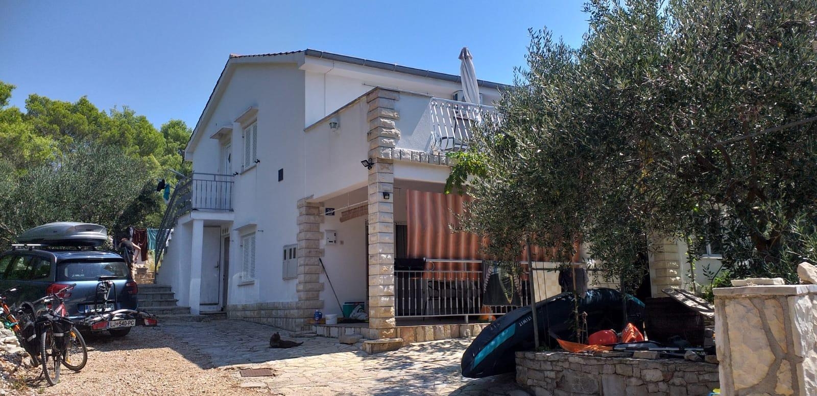 One bedroom apartment near beach Maslinica, Šolta (A-23173-a)