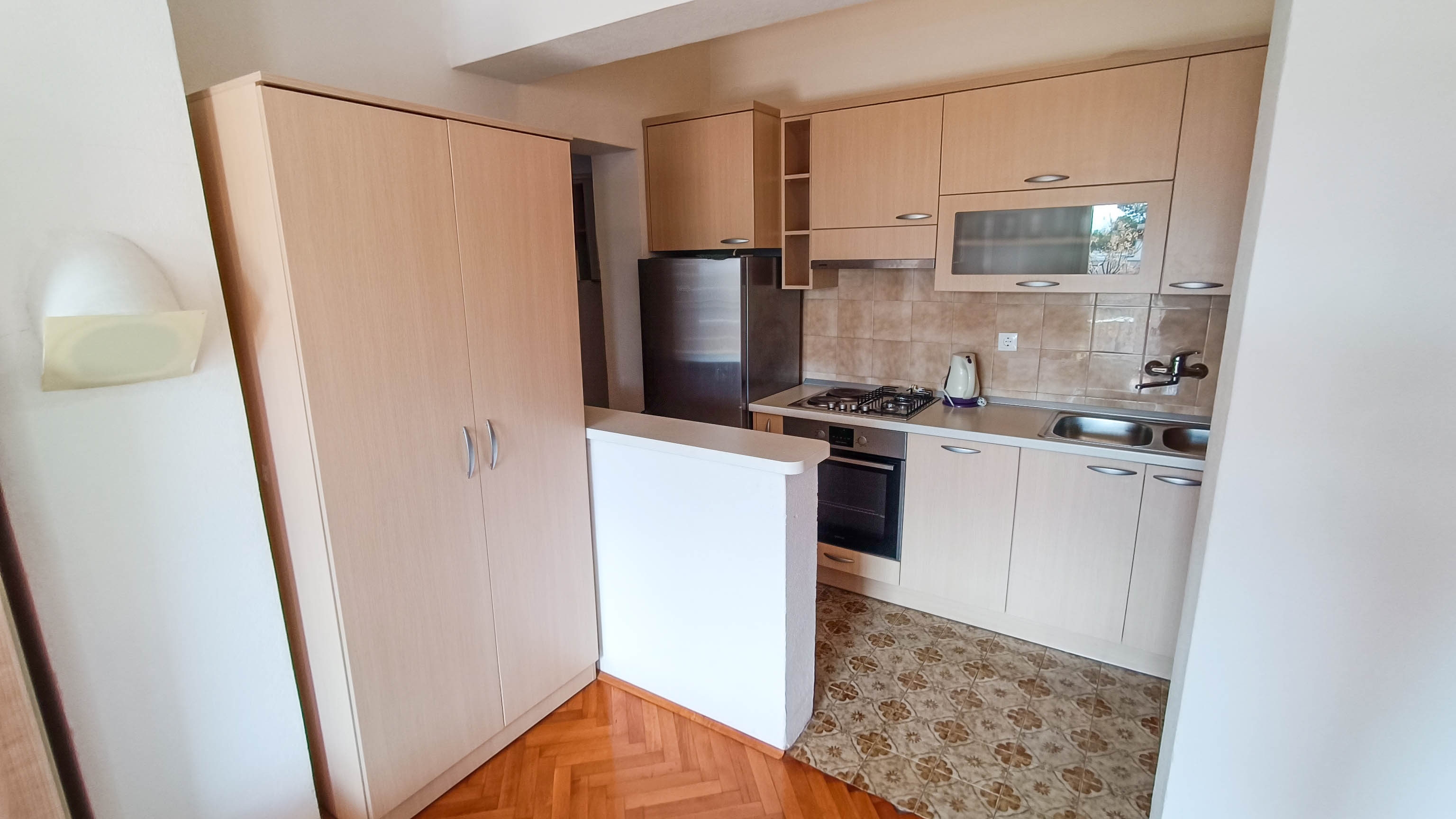 One bedroom apartment near beach Promajna, Makarska  A-b