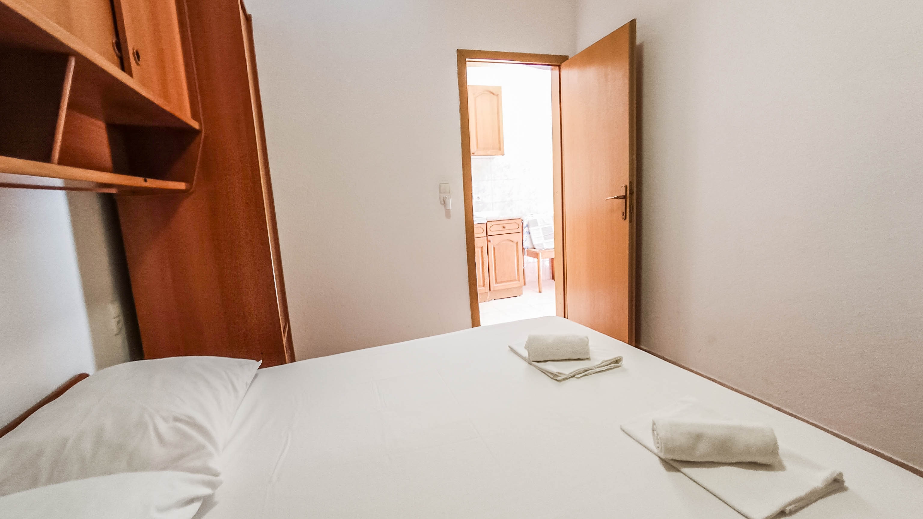 One bedroom apartment near beach Promajna, Makarska  A-d