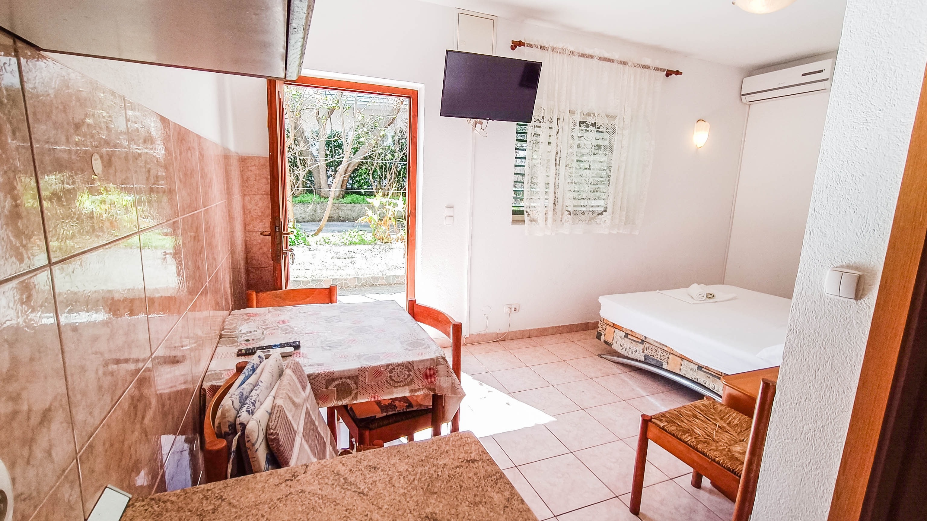 One bedroom apartment near beach Promajna, Makarska  A-d