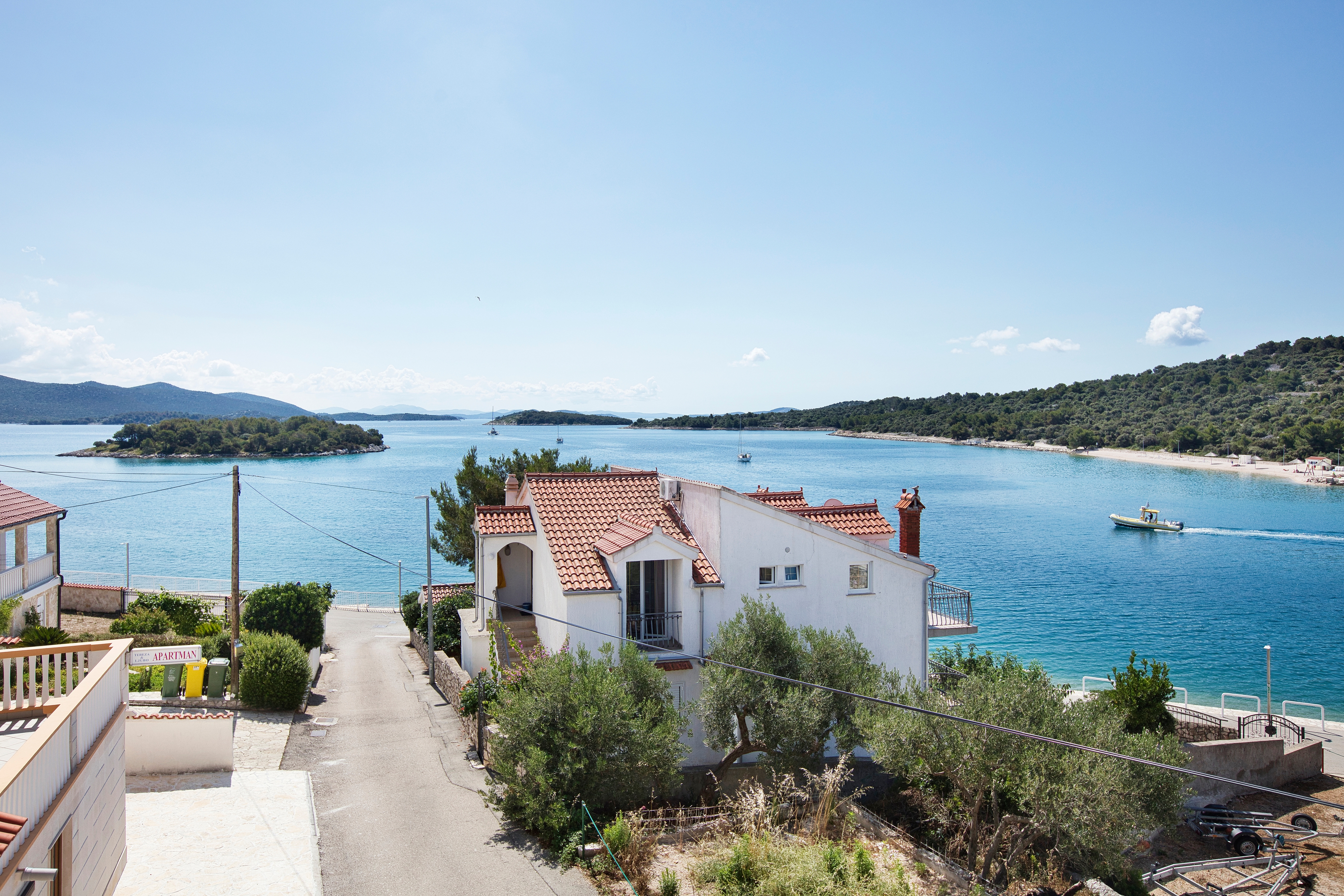 One bedroom apartment near beach Jezera, Murter  A-a