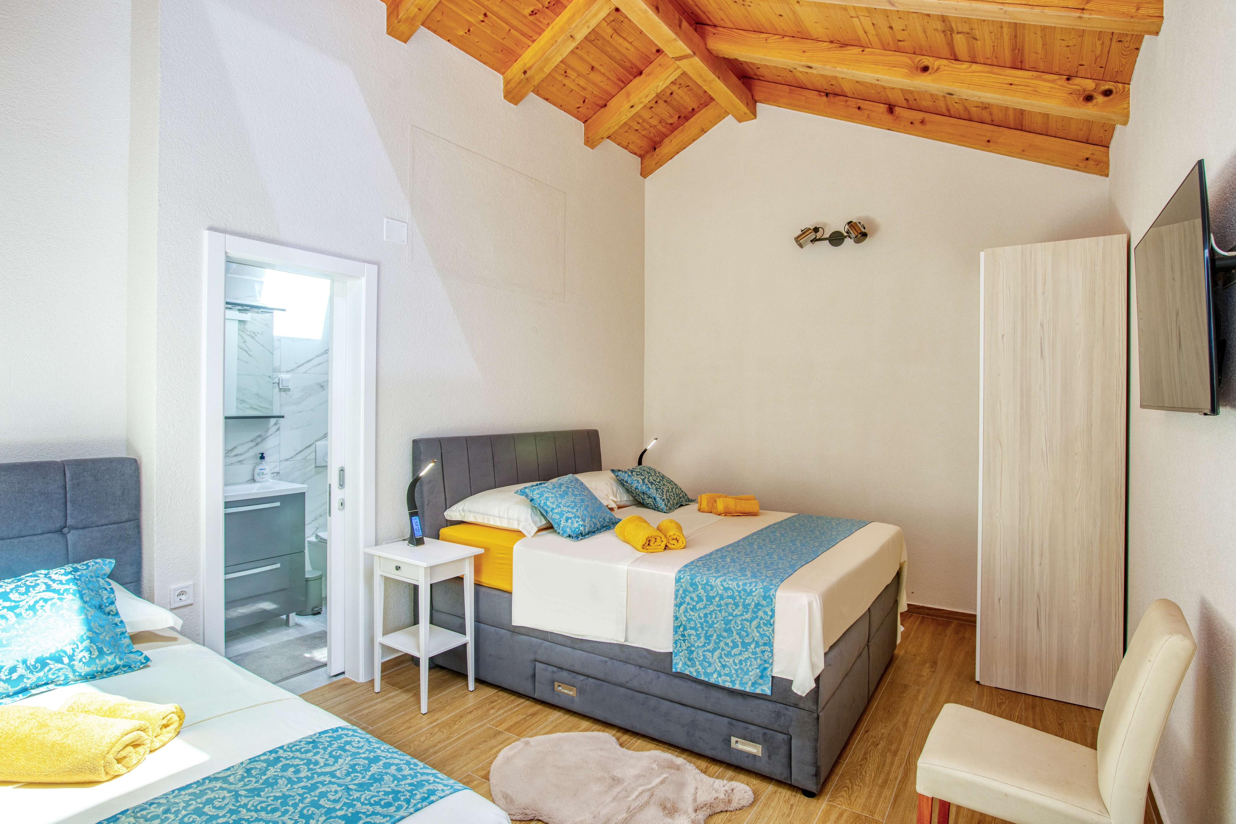 Two bedroom house with terrace Murter  K