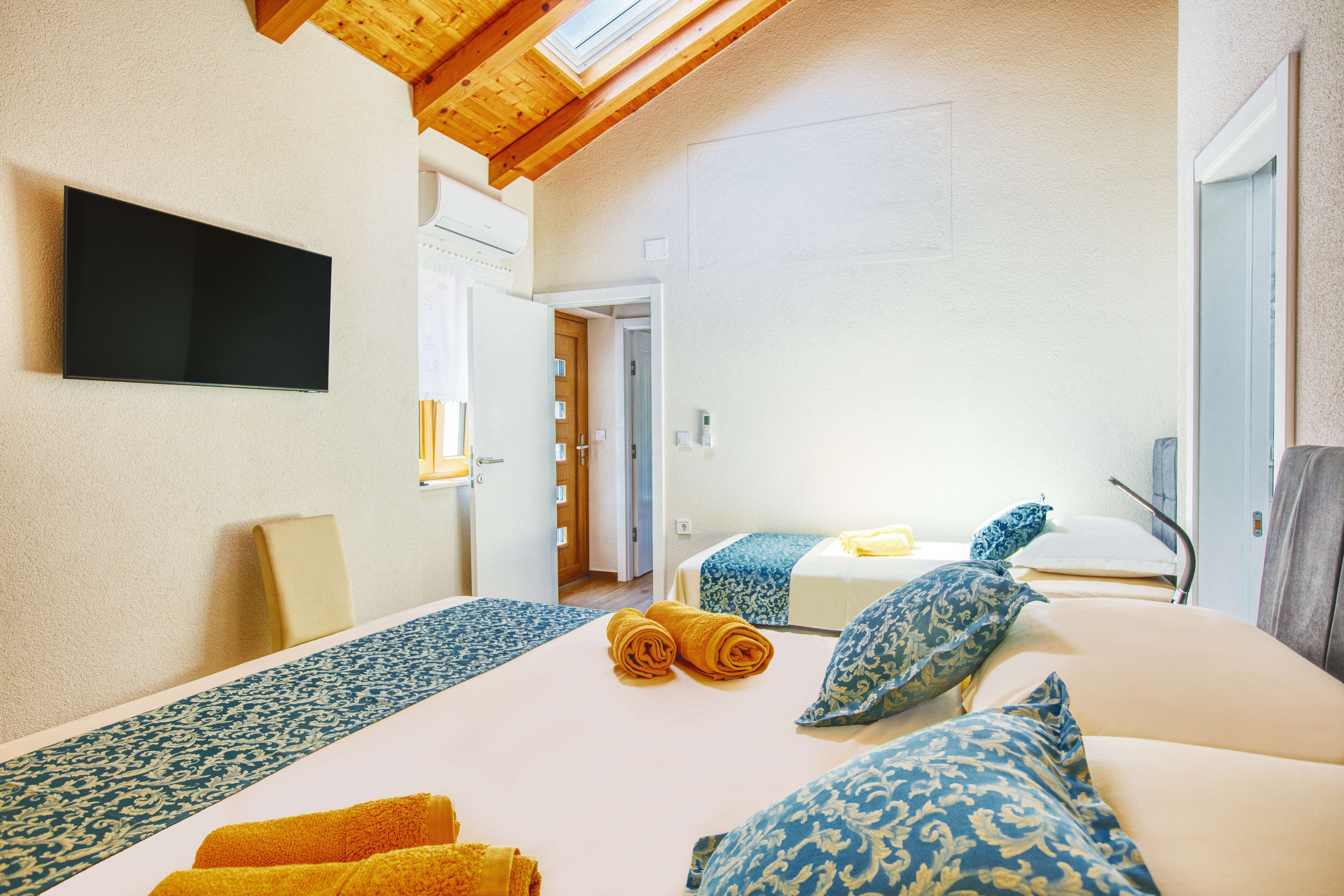 Two bedroom house with terrace Murter  K