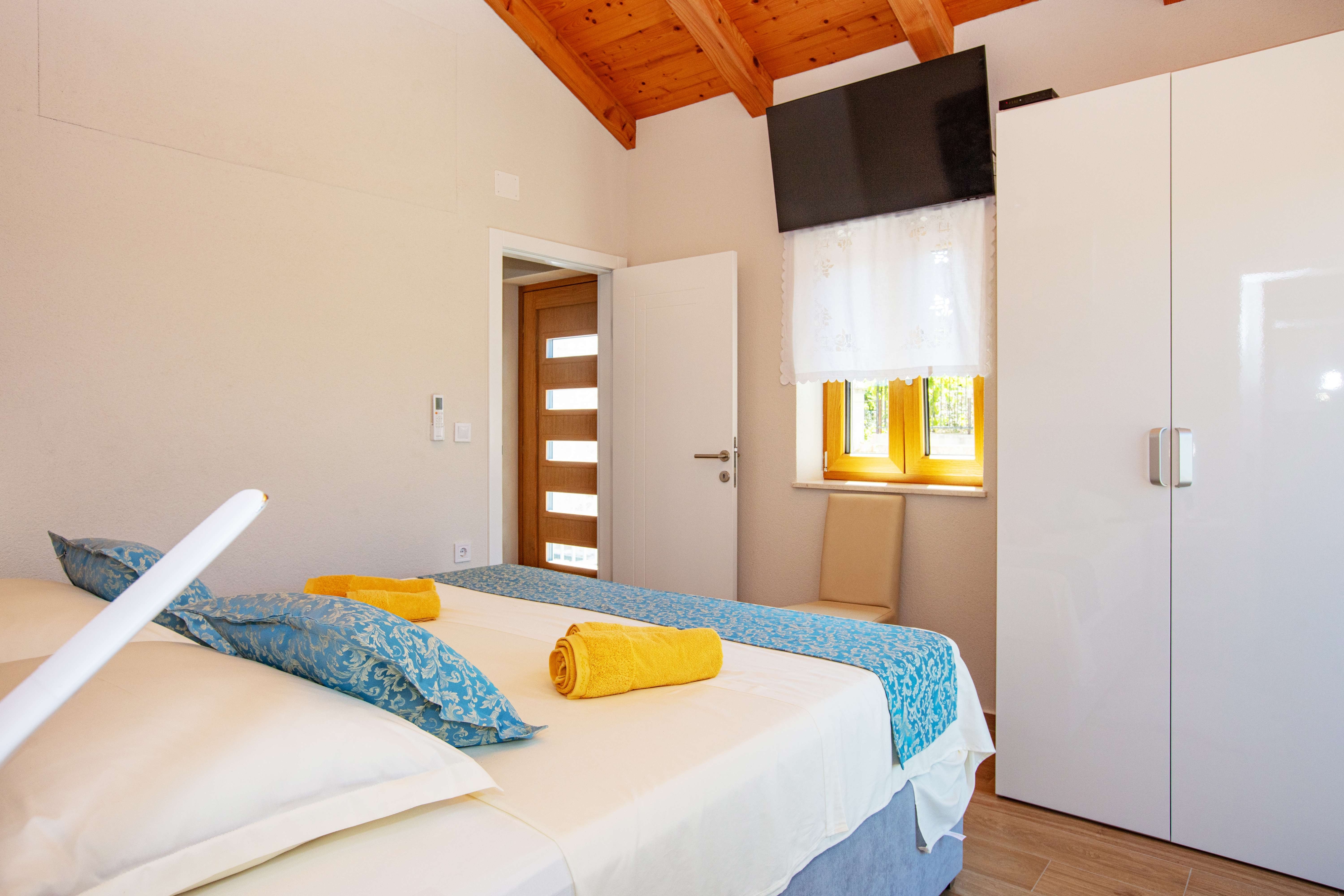 Two bedroom house with terrace Murter  K