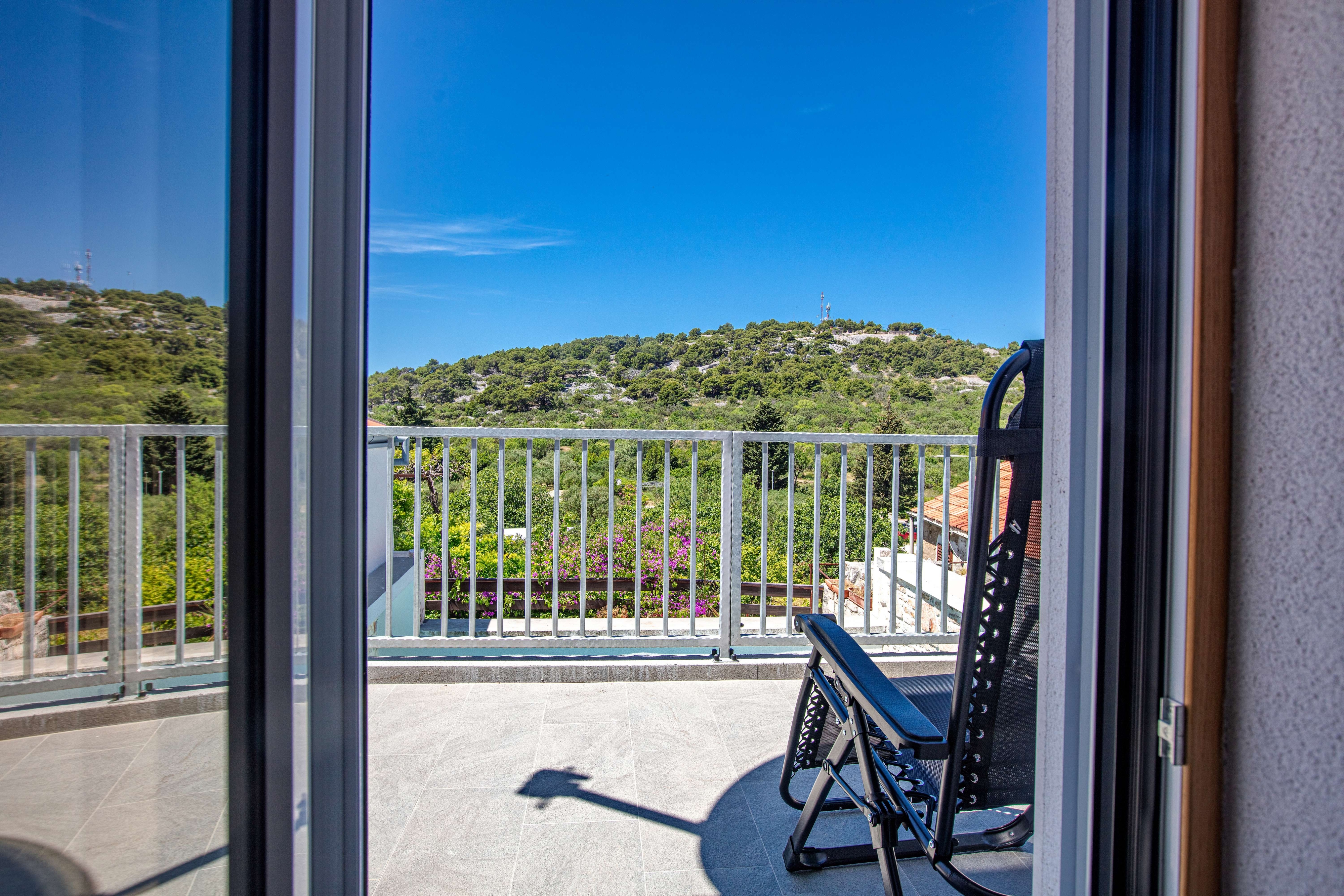 Two bedroom house with terrace Murter  K