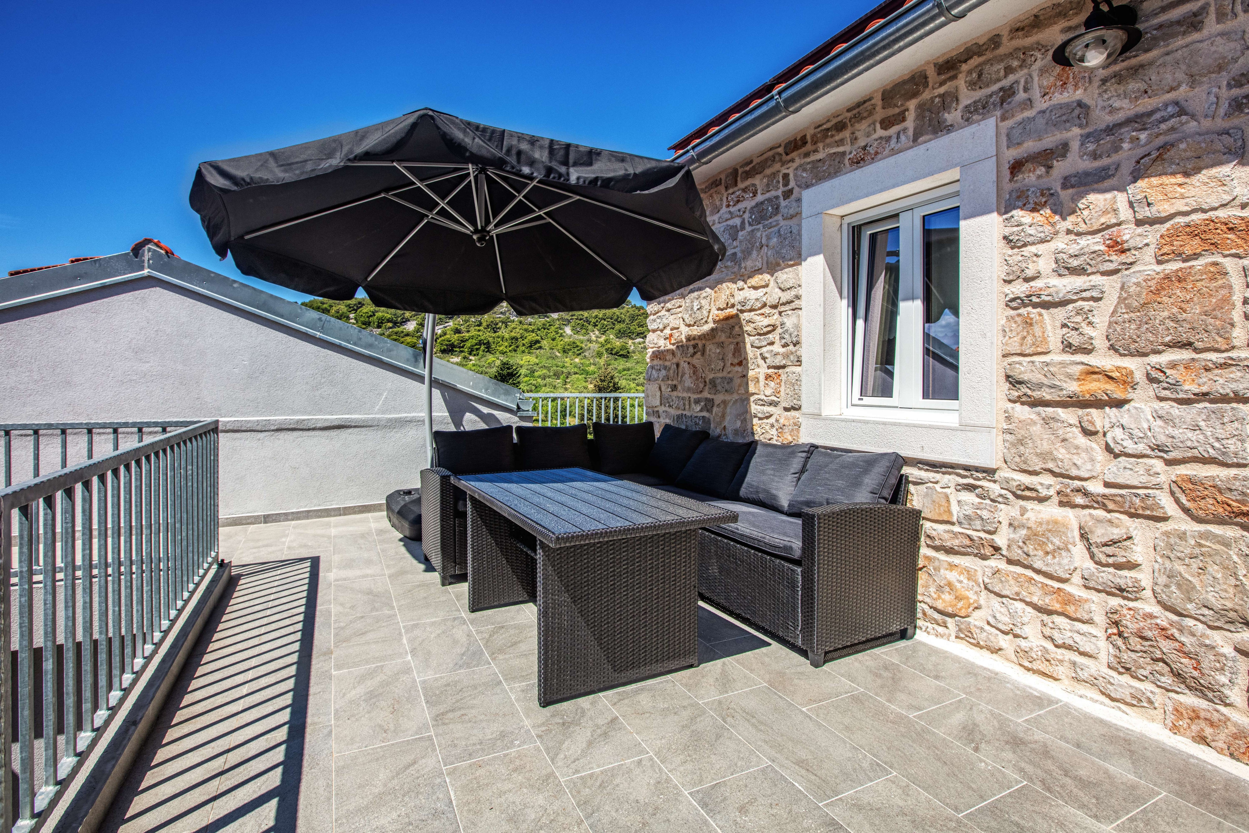 Two bedroom house with terrace Murter  K