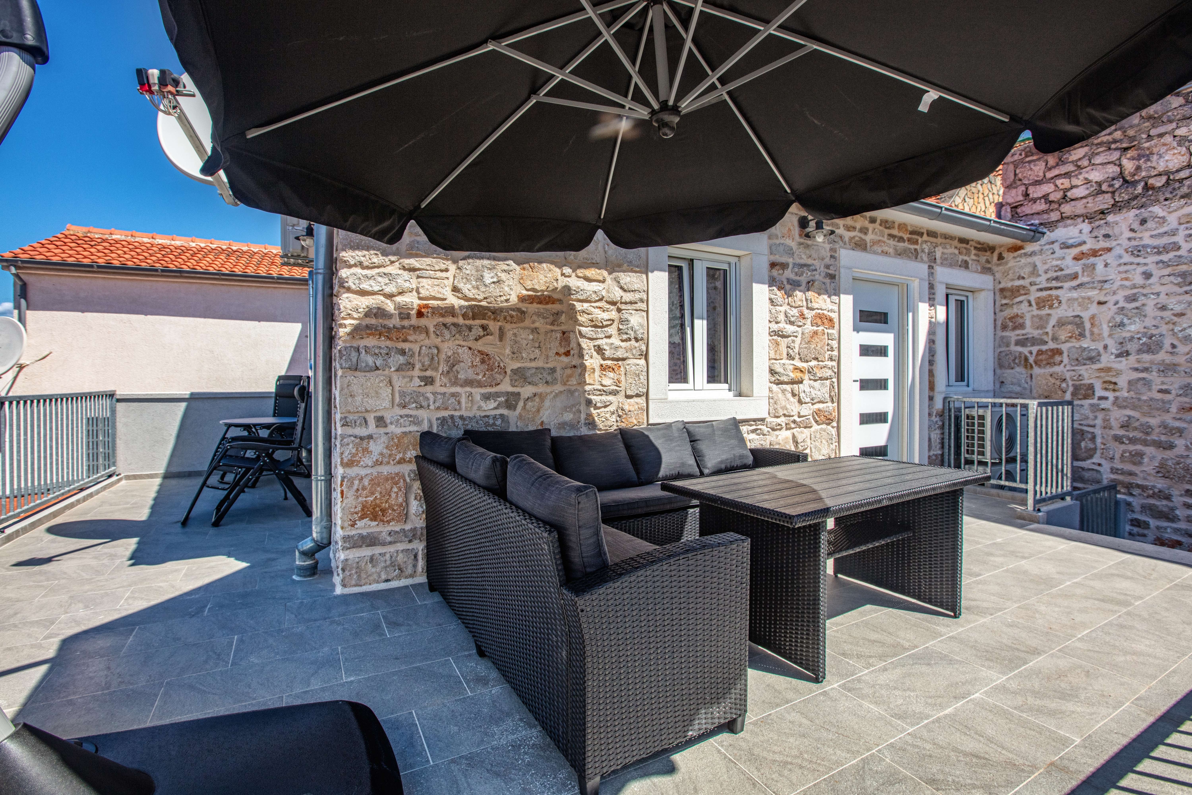 Two bedroom house with terrace Murter  K